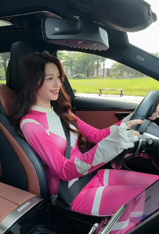 "Biến h&igrave;nh" th&agrave;nh si&ecirc;u nh&acirc;n để&hellip; l&aacute;i xe, hot girl khiến người xem th&iacute;ch th&uacute;- Ảnh 4.