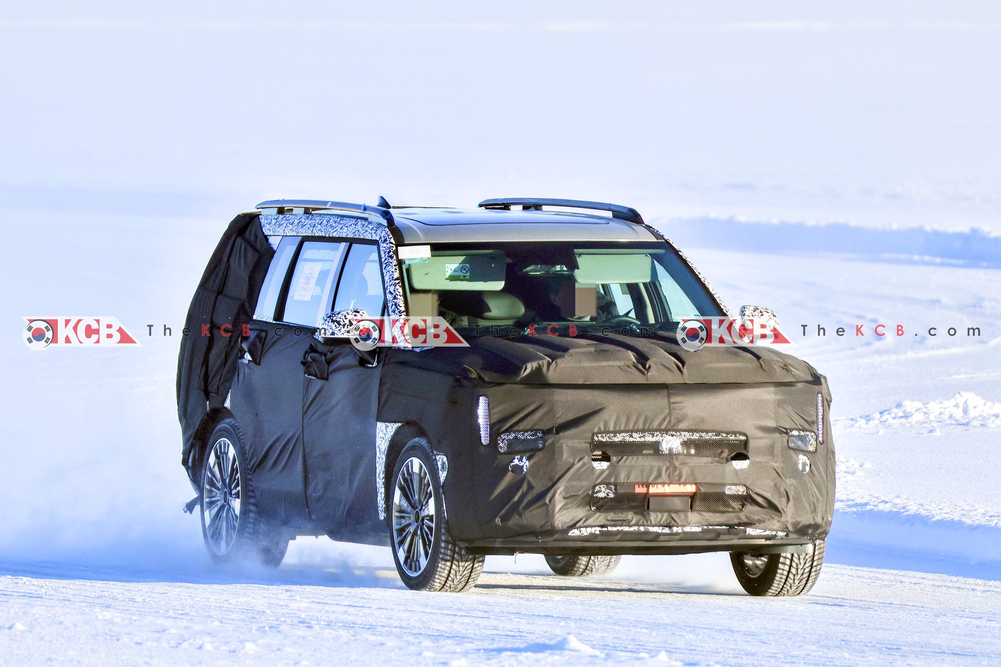 Bắt gặp Hyundai Santa Fe facelift chạy thử: Là bản chạy điện có thể sạc bằng máy xăng, đèn mới mở ra hy vọng thiết kế bớt gây tranh cãi- Ảnh 3. Bắt gặp Hyundai Santa Fe facelift chạy thử: Là bản chạy điện có thể sạc bằng máy xăng, đèn mới mở ra hy vọng thiết kế bớt gây tranh cãi- Ảnh 3.