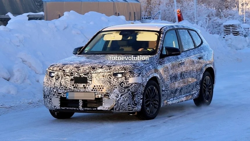 BMW X1 2028 chạy thử: Lột xác toàn diện với lưới tản nhiệt mới, khoang lái như phi thuyền, tiễn biệt nút bấm vật lý- Ảnh 1. BMW X1 2028 chạy thử: Lột xác toàn diện với lưới tản nhiệt mới, khoang lái như phi thuyền, tiễn biệt nút bấm vật lý- Ảnh 1.