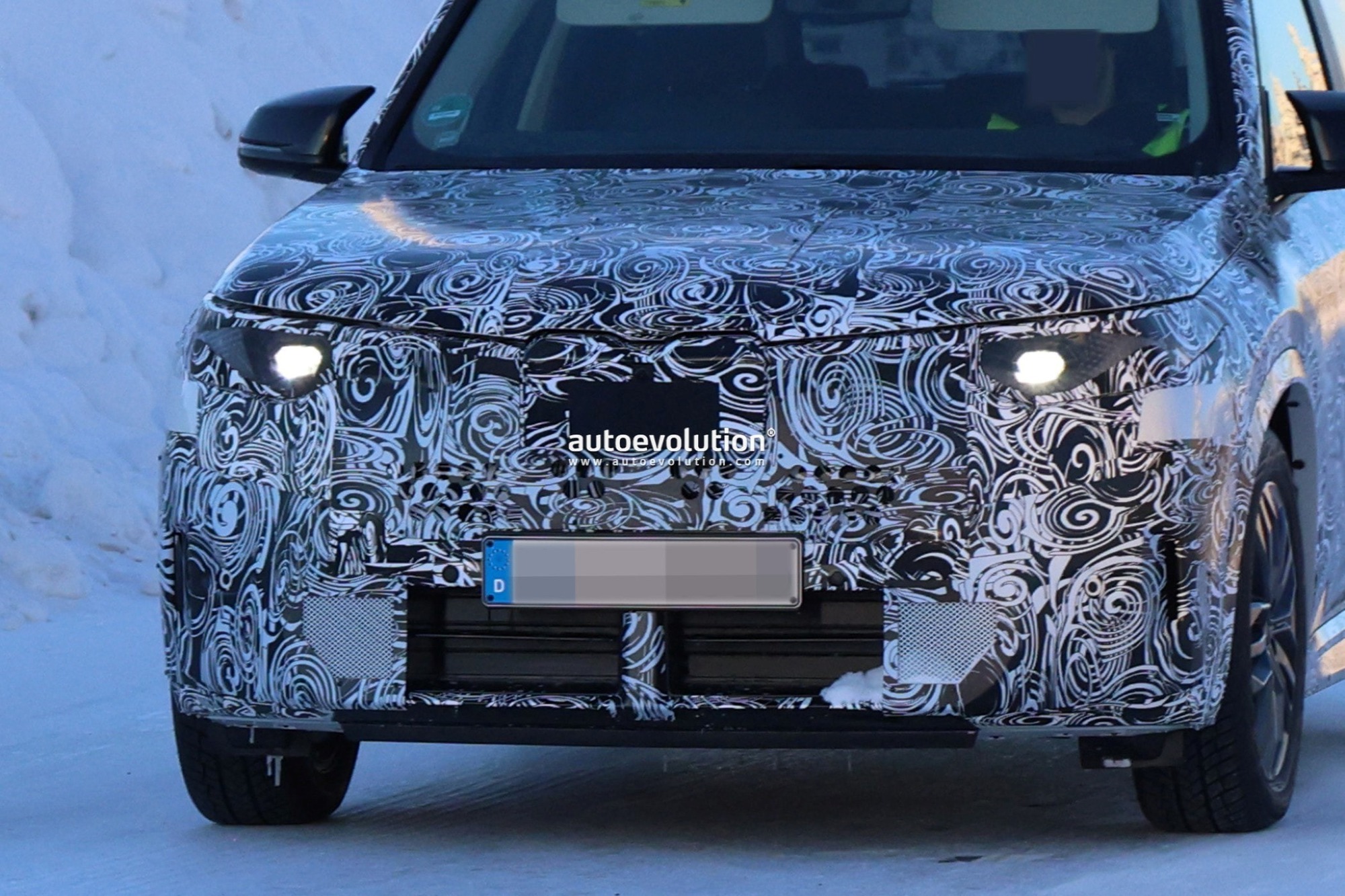 BMW X1 2028 chạy thử: Lột xác toàn diện với lưới tản nhiệt mới, khoang lái như phi thuyền, tiễn biệt nút bấm vật lý- Ảnh 2. BMW X1 2028 chạy thử: Lột xác toàn diện với lưới tản nhiệt mới, khoang lái như phi thuyền, tiễn biệt nút bấm vật lý- Ảnh 2.