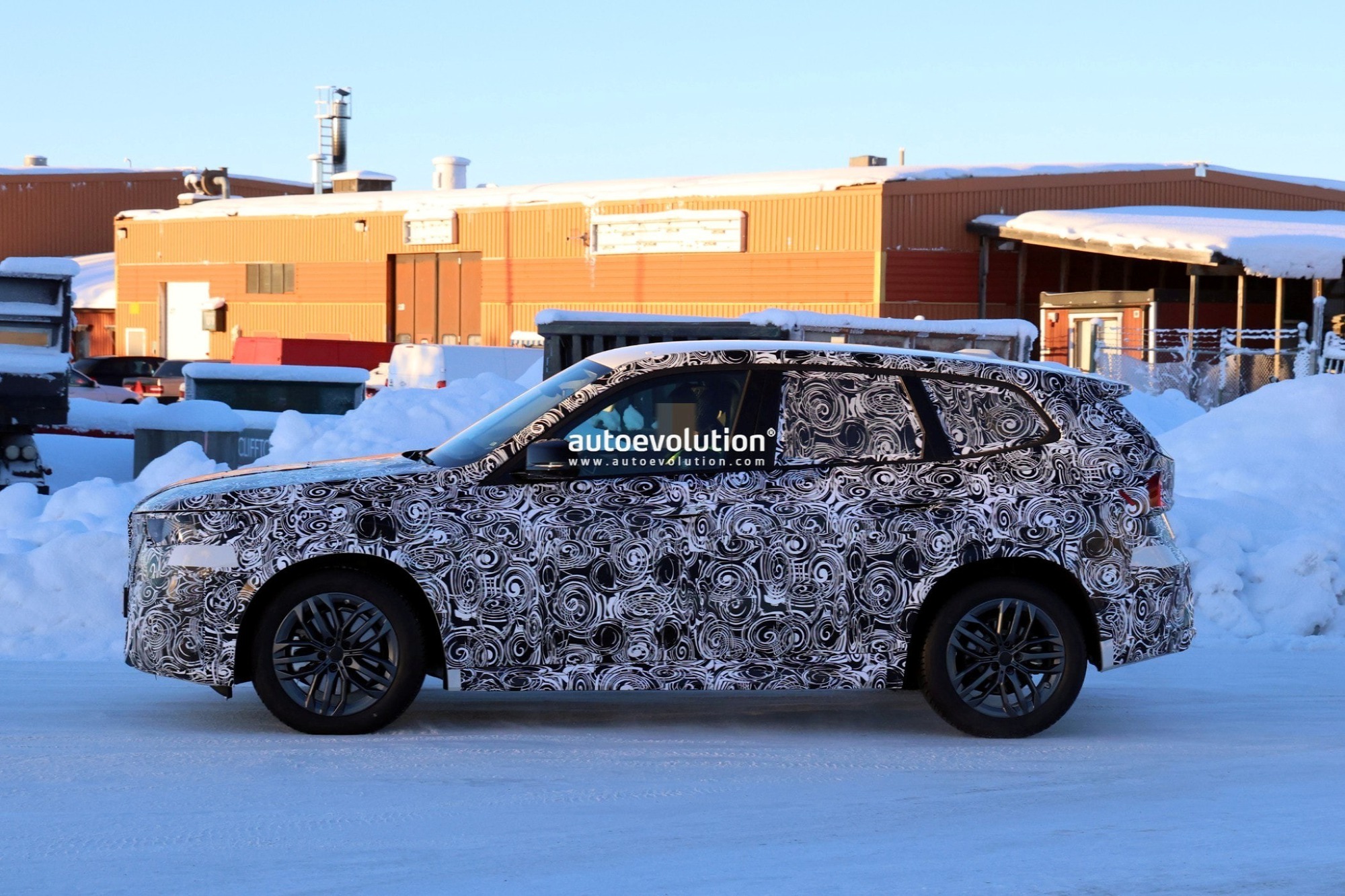 BMW X1 2028 chạy thử: Lột xác toàn diện với lưới tản nhiệt mới, khoang lái như phi thuyền, tiễn biệt nút bấm vật lý- Ảnh 4. BMW X1 2028 chạy thử: Lột xác toàn diện với lưới tản nhiệt mới, khoang lái như phi thuyền, tiễn biệt nút bấm vật lý- Ảnh 4.