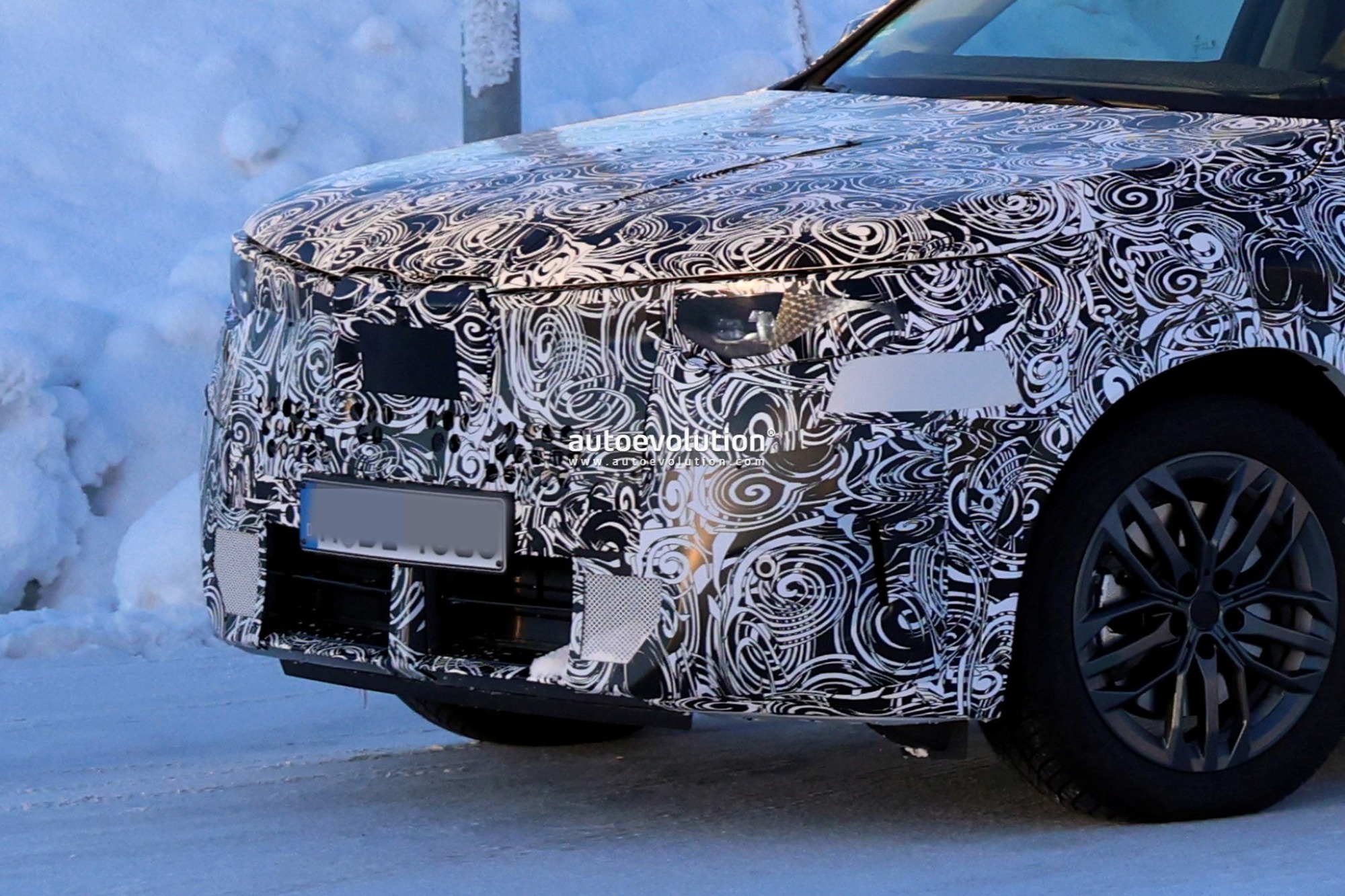 BMW X1 2028 chạy thử: Lột xác toàn diện với lưới tản nhiệt mới, khoang lái như phi thuyền, tiễn biệt nút bấm vật lý- Ảnh 3. BMW X1 2028 chạy thử: Lột xác toàn diện với lưới tản nhiệt mới, khoang lái như phi thuyền, tiễn biệt nút bấm vật lý- Ảnh 3.