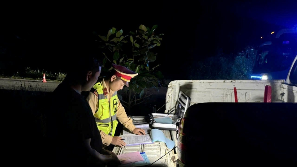 Xe 43 chỗ &ldquo;nhồi&rdquo; 63 kh&aacute;ch, CSGT Th&aacute;i Nguy&ecirc;n xử l&yacute; n&oacute;ng đ&ecirc;m cao điểm Tết- Ảnh 2.