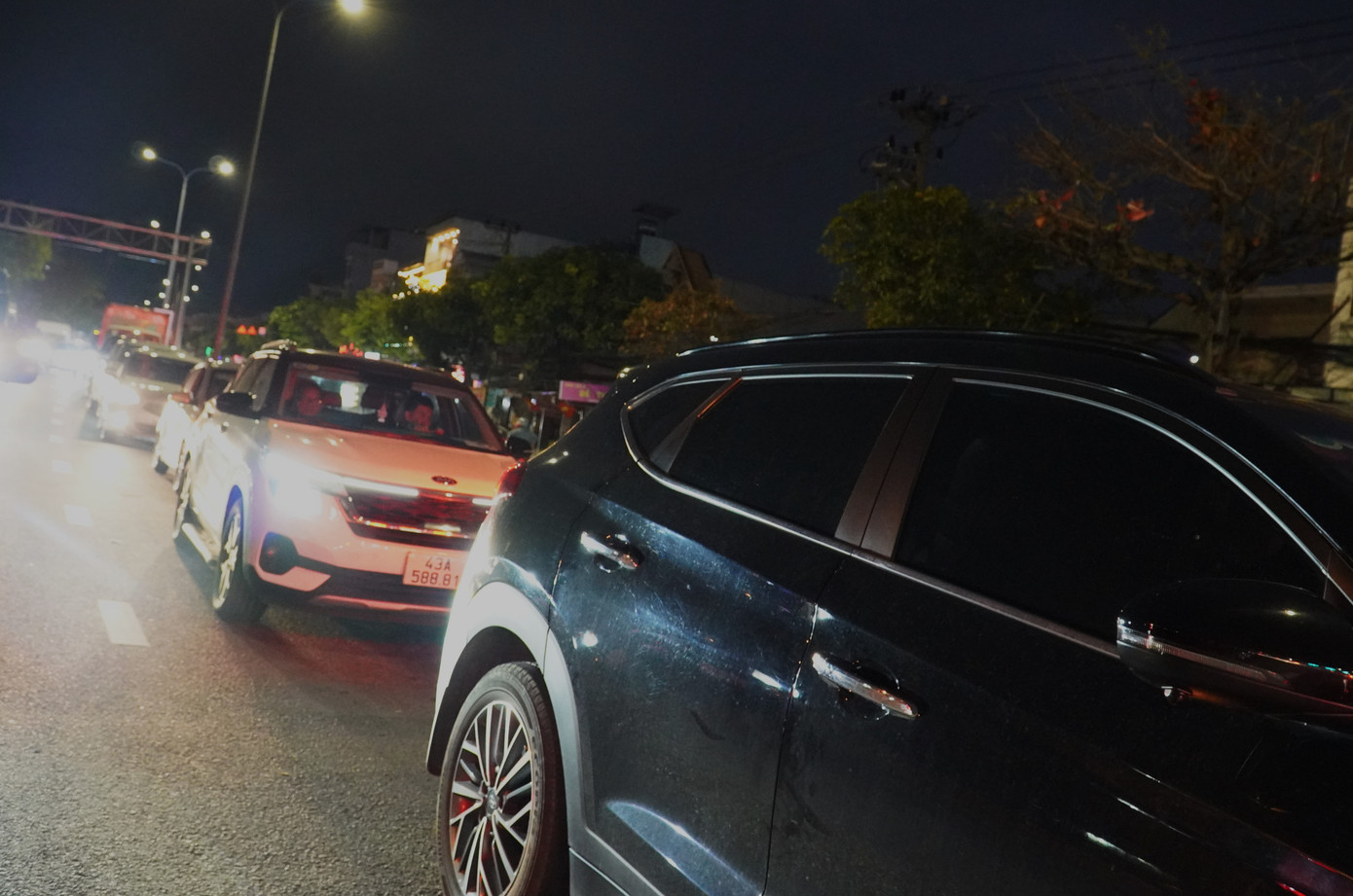 &Ocirc; t&ocirc; nối đu&ocirc;i b&ograve; tr&ecirc;n quốc lộ qua miền Trung- Ảnh 18.