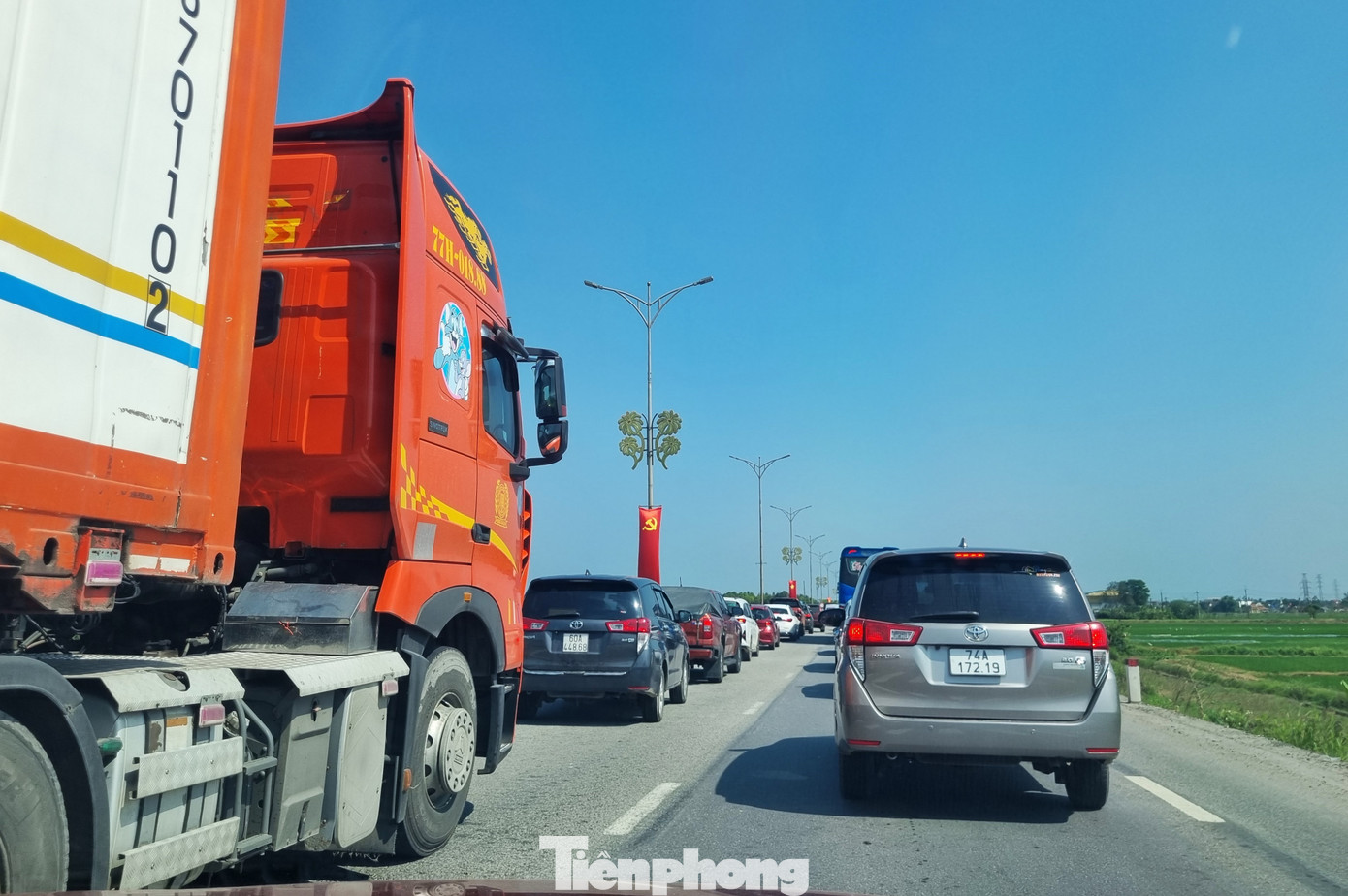 &Ocirc; t&ocirc; nối đu&ocirc;i b&ograve; tr&ecirc;n quốc lộ qua miền Trung- Ảnh 1.