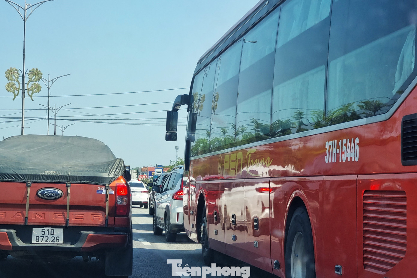 &Ocirc; t&ocirc; nối đu&ocirc;i b&ograve; tr&ecirc;n quốc lộ qua miền Trung- Ảnh 3.