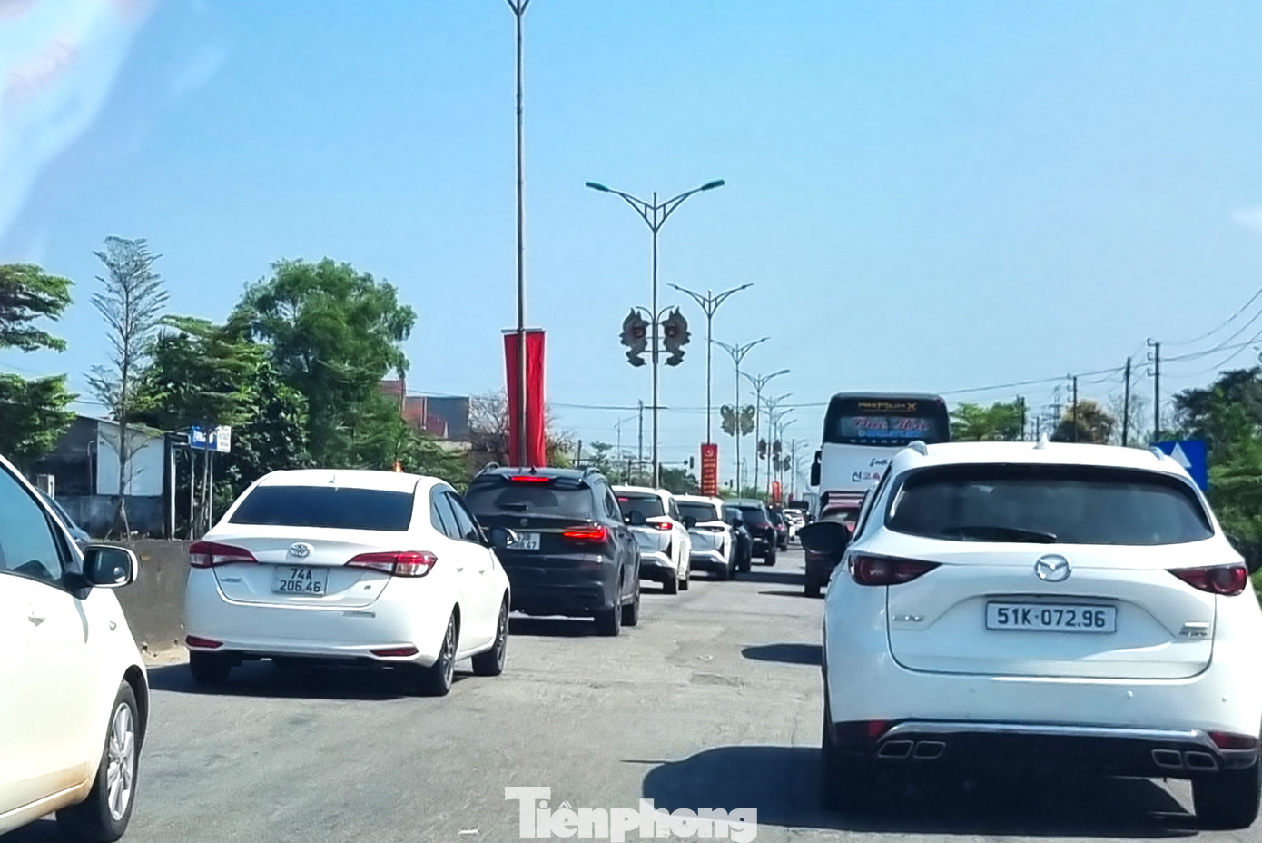 &Ocirc; t&ocirc; nối đu&ocirc;i b&ograve; tr&ecirc;n quốc lộ qua miền Trung- Ảnh 2.