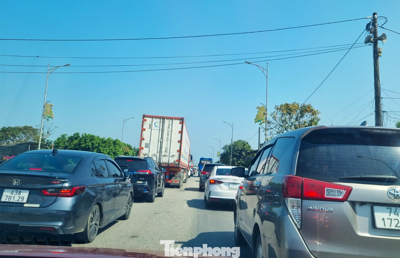 &Ocirc; t&ocirc; nối đu&ocirc;i b&ograve; tr&ecirc;n quốc lộ qua miền Trung- Ảnh 4.