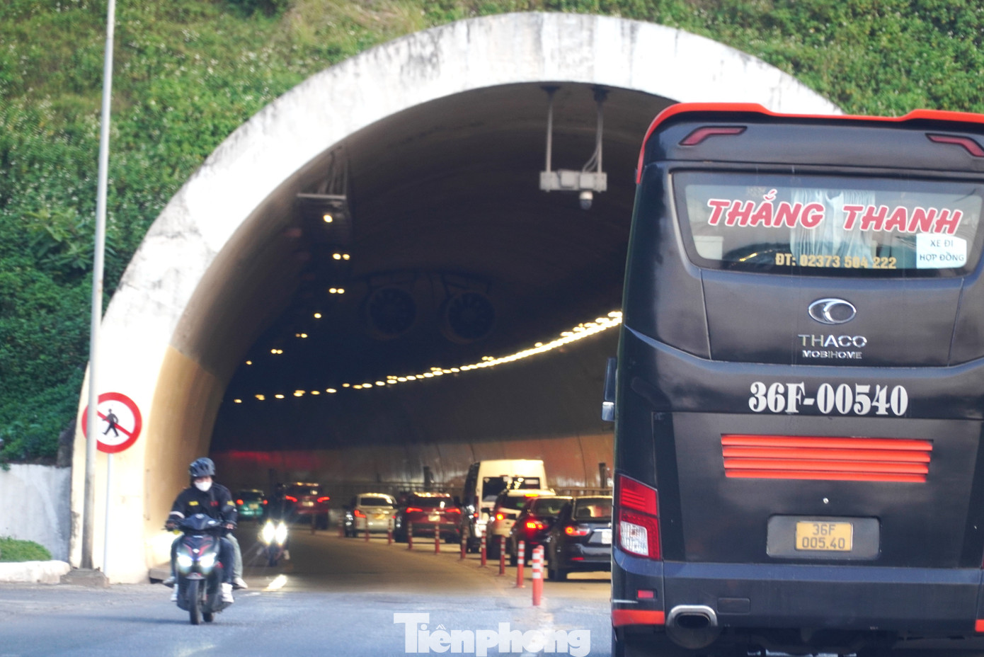 &Ocirc; t&ocirc; nối đu&ocirc;i b&ograve; tr&ecirc;n quốc lộ qua miền Trung- Ảnh 13.