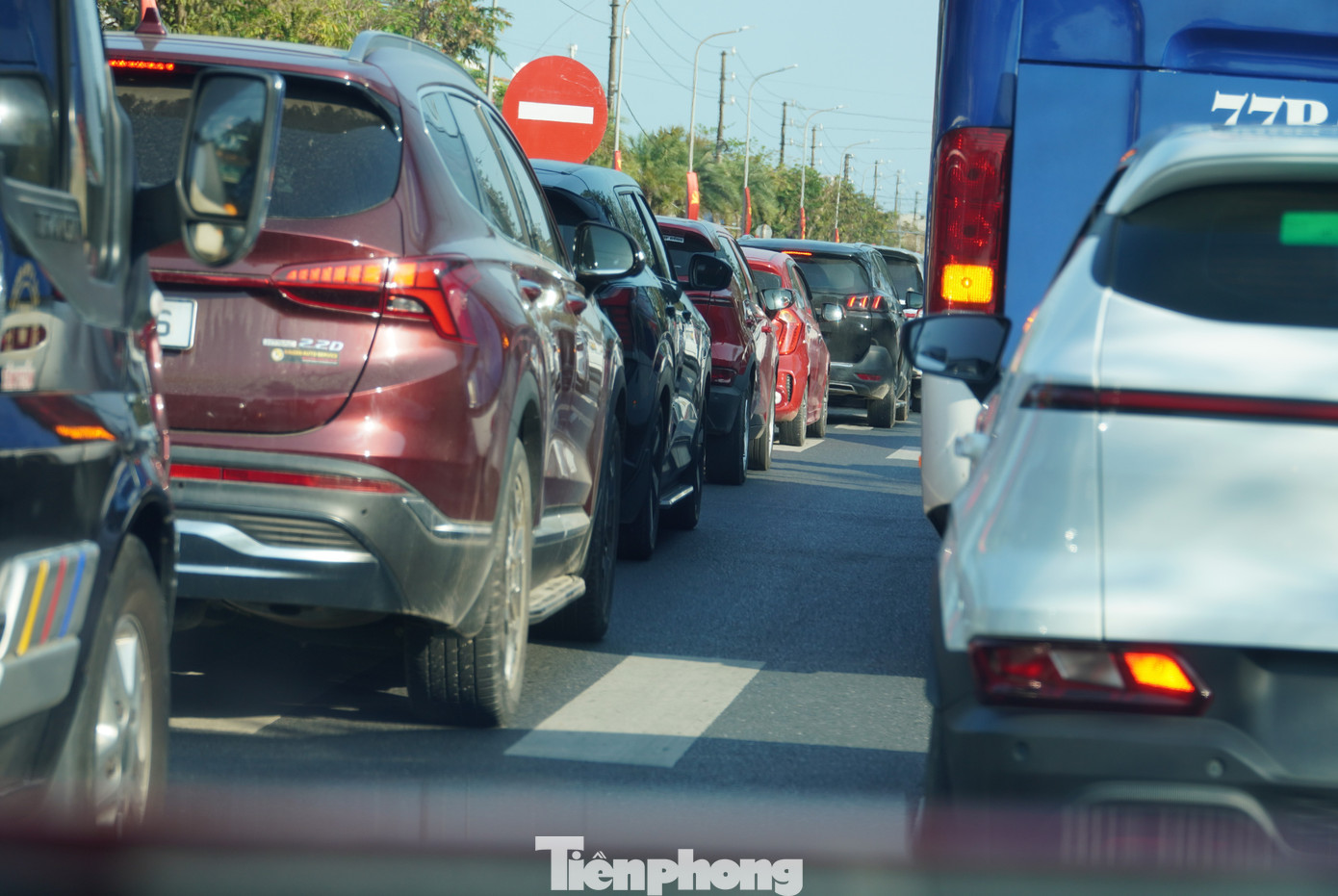 &Ocirc; t&ocirc; nối đu&ocirc;i b&ograve; tr&ecirc;n quốc lộ qua miền Trung- Ảnh 7.