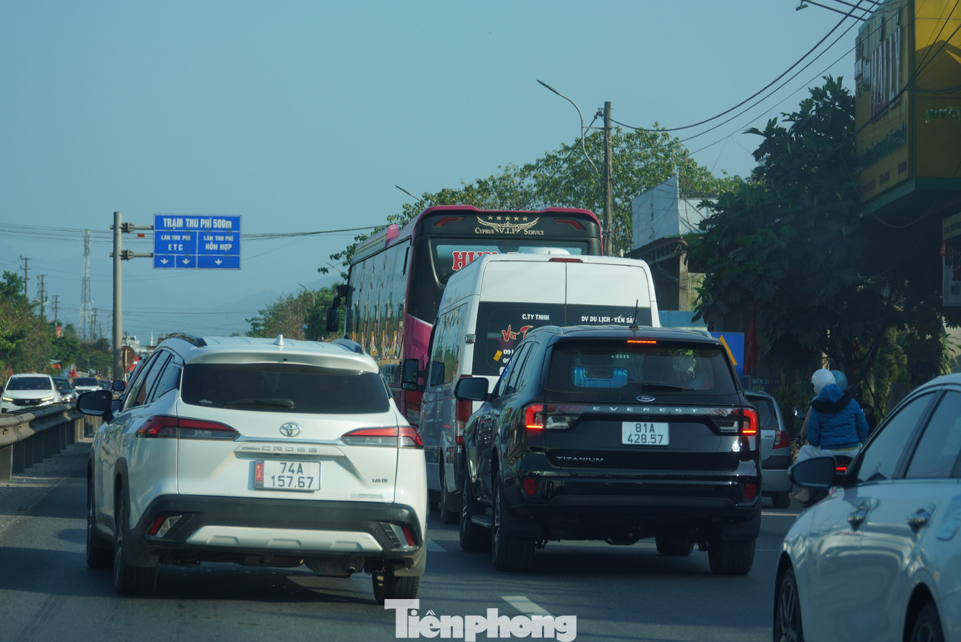 &Ocirc; t&ocirc; nối đu&ocirc;i b&ograve; tr&ecirc;n quốc lộ qua miền Trung- Ảnh 11.