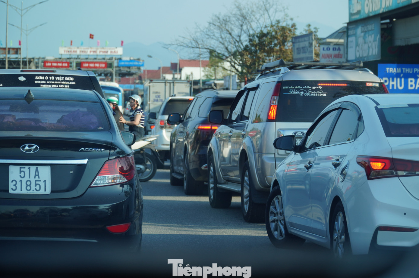 &Ocirc; t&ocirc; nối đu&ocirc;i b&ograve; tr&ecirc;n quốc lộ qua miền Trung- Ảnh 9.