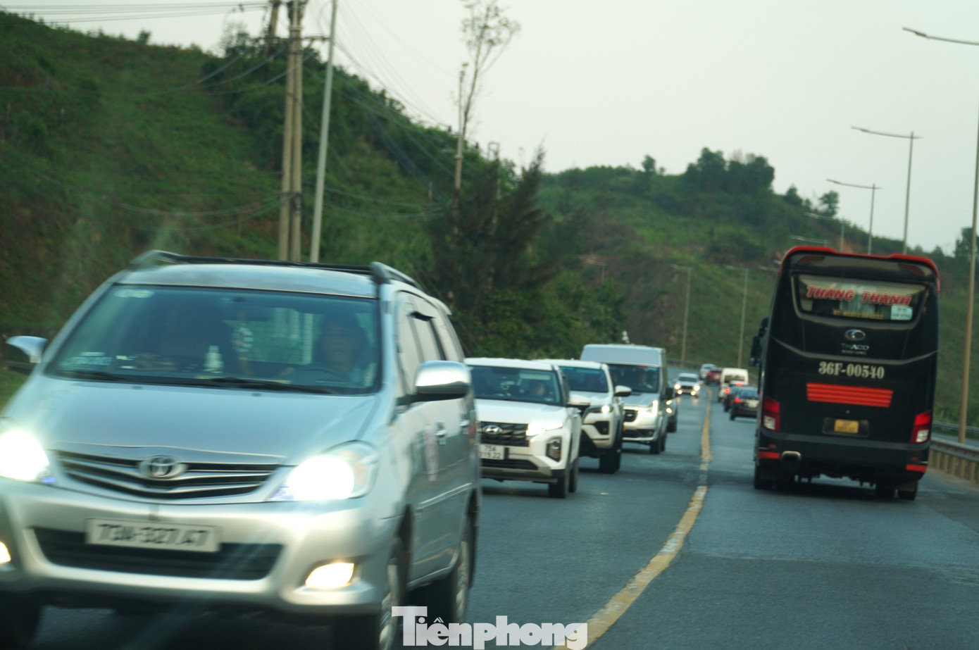 &Ocirc; t&ocirc; nối đu&ocirc;i b&ograve; tr&ecirc;n quốc lộ qua miền Trung- Ảnh 10.