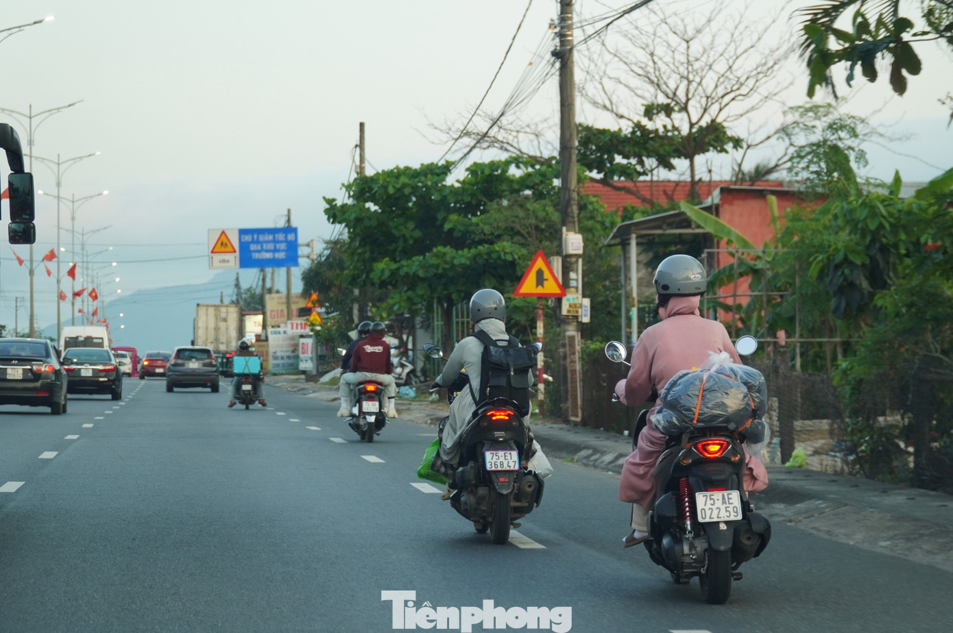 &Ocirc; t&ocirc; nối đu&ocirc;i b&ograve; tr&ecirc;n quốc lộ qua miền Trung- Ảnh 12.