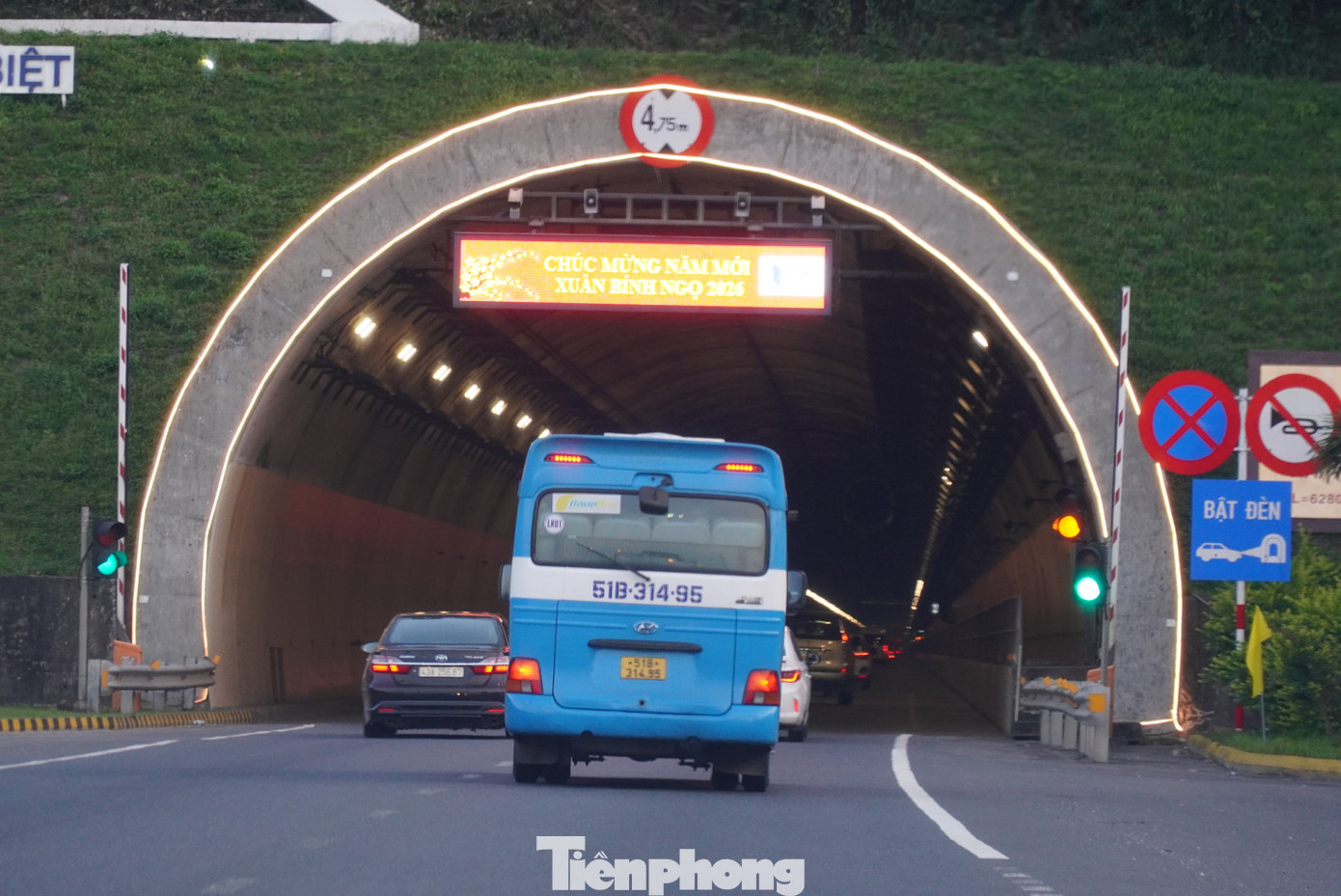 &Ocirc; t&ocirc; nối đu&ocirc;i b&ograve; tr&ecirc;n quốc lộ qua miền Trung- Ảnh 15.