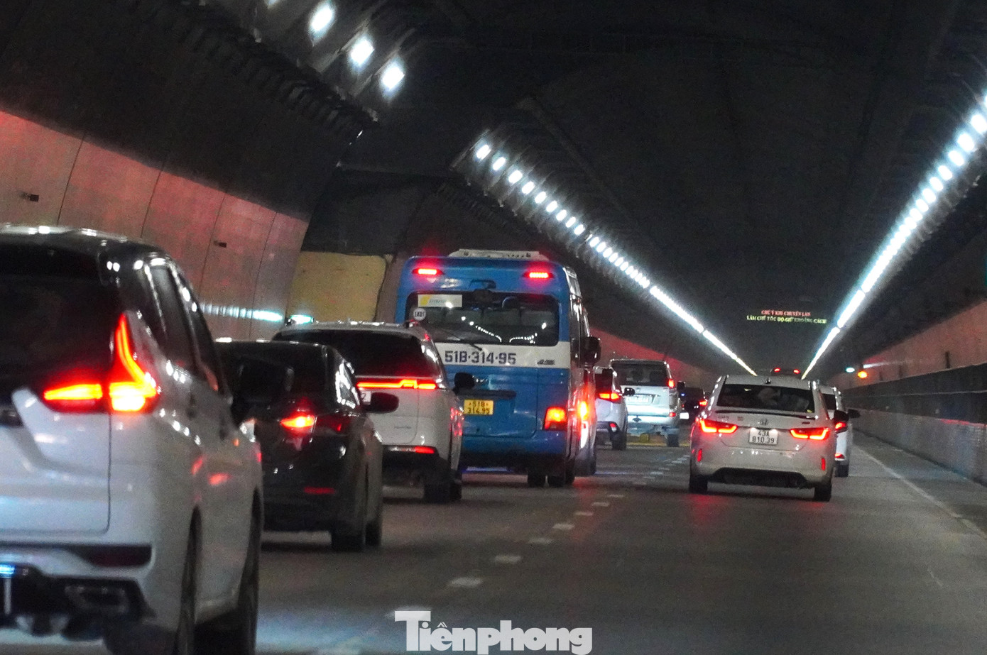 &Ocirc; t&ocirc; nối đu&ocirc;i b&ograve; tr&ecirc;n quốc lộ qua miền Trung- Ảnh 16.