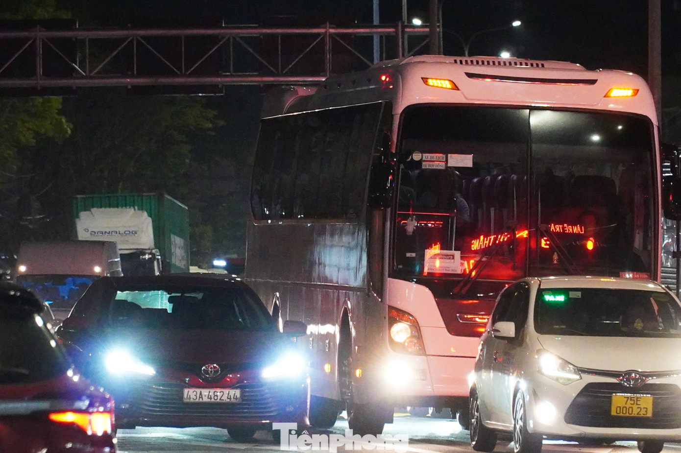 &Ocirc; t&ocirc; nối đu&ocirc;i b&ograve; tr&ecirc;n quốc lộ qua miền Trung- Ảnh 17.