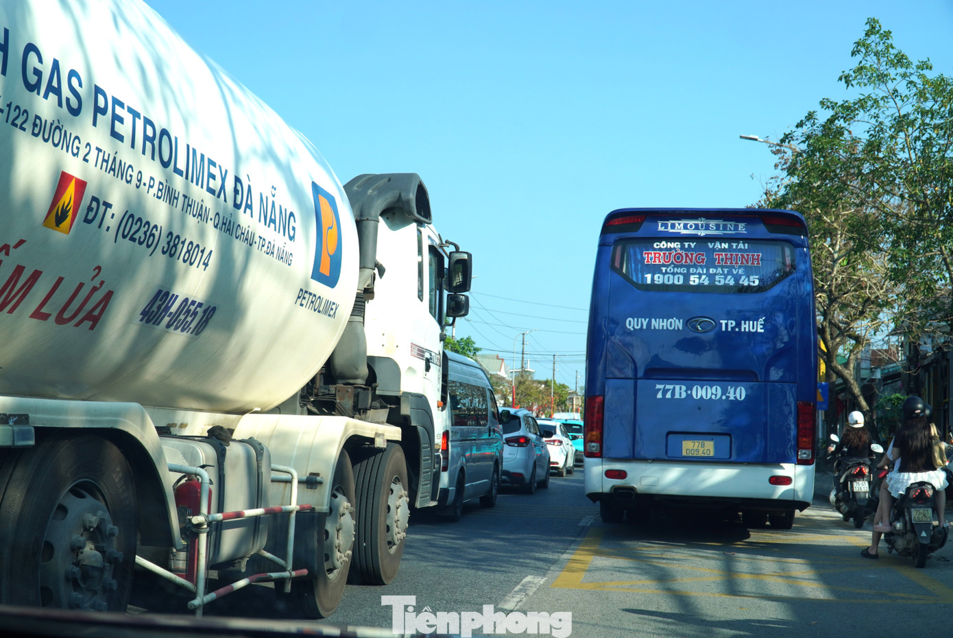 &Ocirc; t&ocirc; nối đu&ocirc;i b&ograve; tr&ecirc;n quốc lộ qua miền Trung- Ảnh 6.