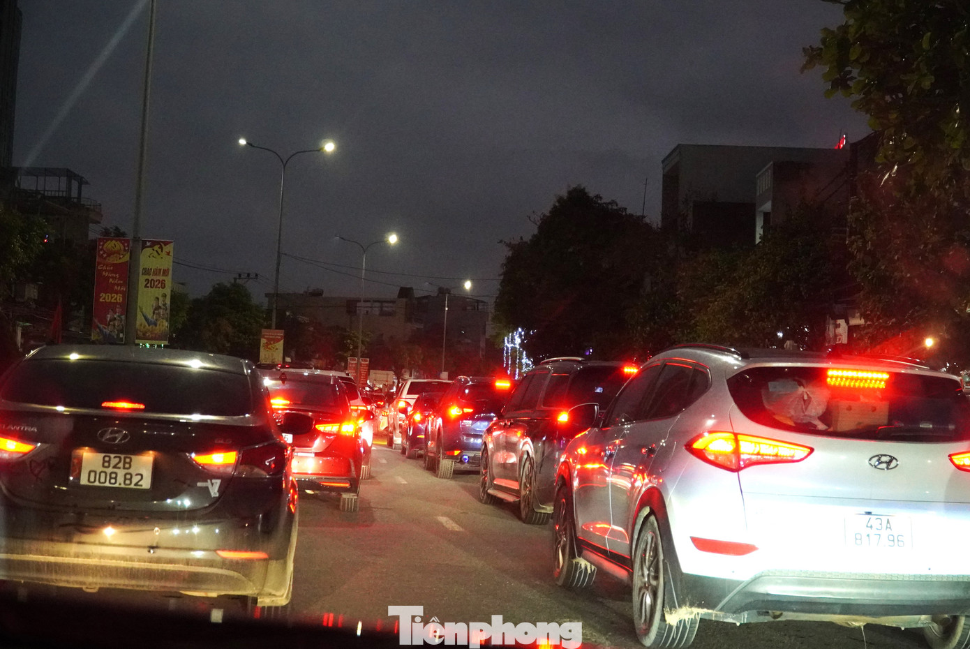 &Ocirc; t&ocirc; nối đu&ocirc;i b&ograve; tr&ecirc;n quốc lộ qua miền Trung- Ảnh 19.