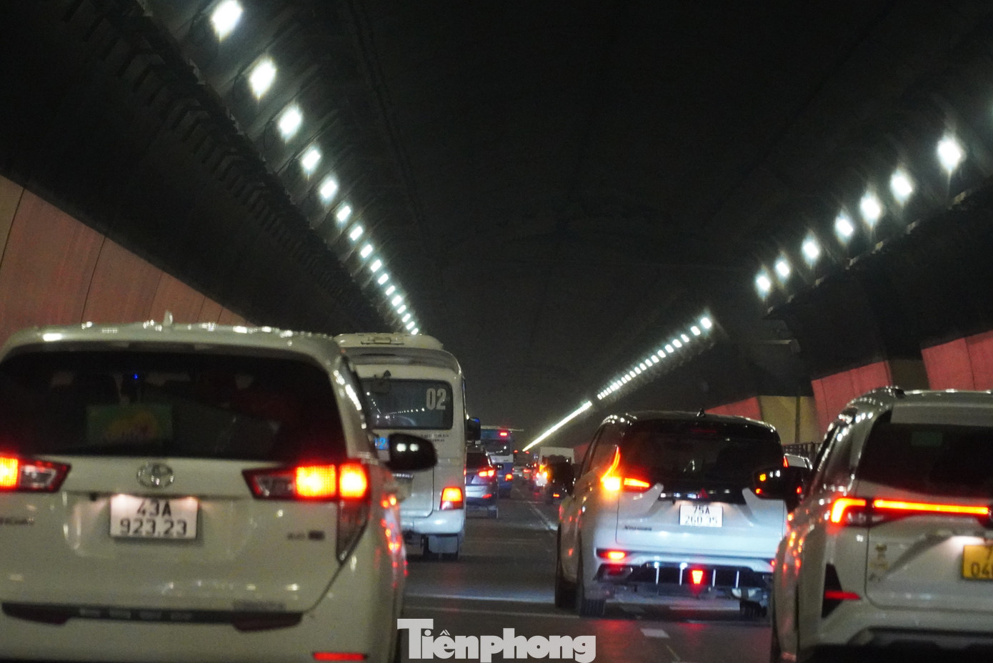 &Ocirc; t&ocirc; nối đu&ocirc;i b&ograve; tr&ecirc;n quốc lộ qua miền Trung- Ảnh 14.