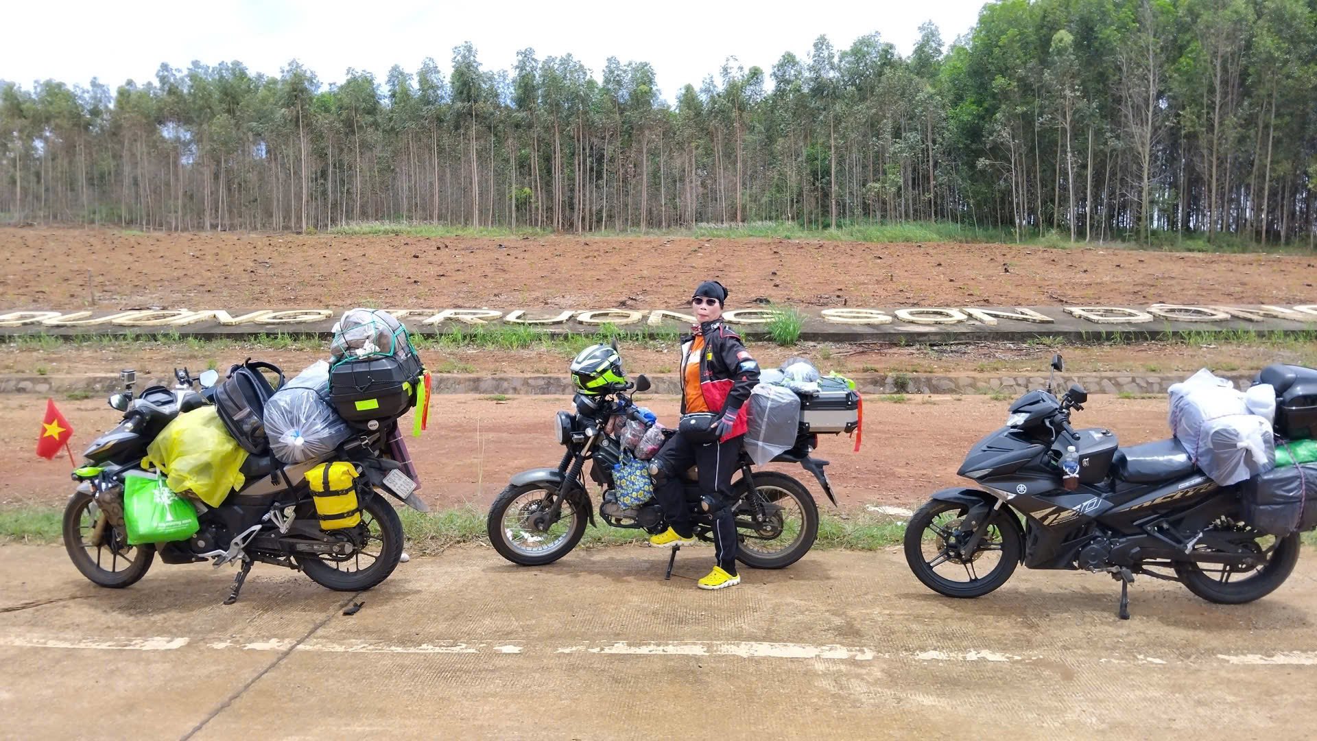 Chuyến xuyên Việt 'để đời' của nữ phượt thủ U60 trên Yamaha PG-1: Sét đánh ngang mặt, vượt đèo Hải Vân trong bão- Ảnh 1. Chuyến xuyên Việt 'để đời' của nữ phượt thủ U60 trên Yamaha PG-1: Sét đánh ngang mặt, vượt đèo Hải Vân trong bão- Ảnh 1.