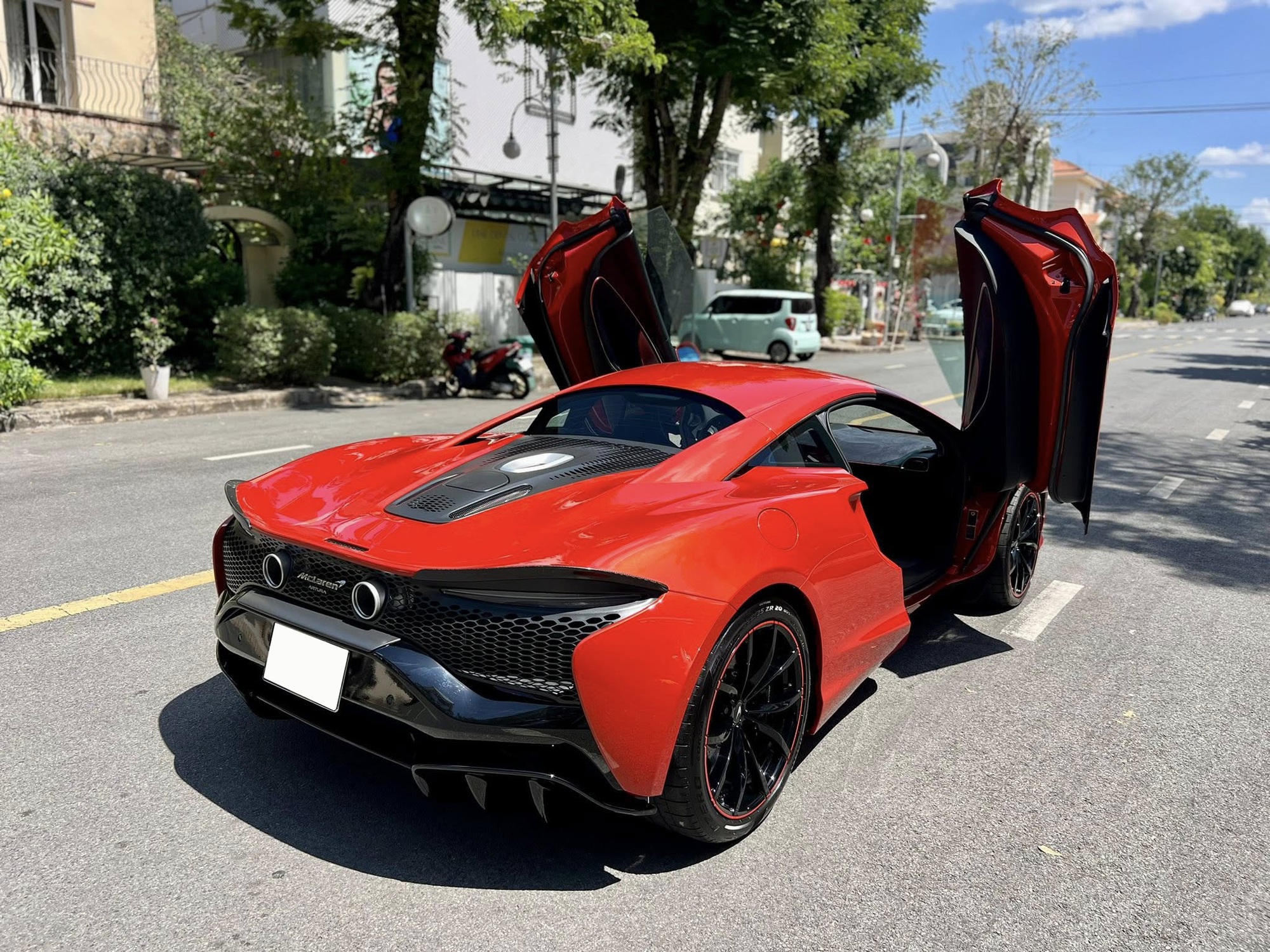 McLaren Artura Coupe đầu tiên lên sàn xe cũ: Lăn bánh 1.800km, giá rẻ hơn mua mới 3 tỷ đồng- Ảnh 7. McLaren Artura Coupe đầu tiên lên sàn xe cũ: Lăn bánh 1.800km, giá rẻ hơn mua mới 3 tỷ đồng- Ảnh 7.