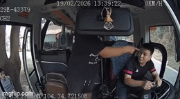 X&ocirc; x&aacute;t với t&agrave;i xế: Người đ&agrave;n &ocirc;ng bức x&uacute;c v&igrave; xe kh&aacute;ch đỗ trước cửa nh&agrave; 2 tiếng- Ảnh 1.