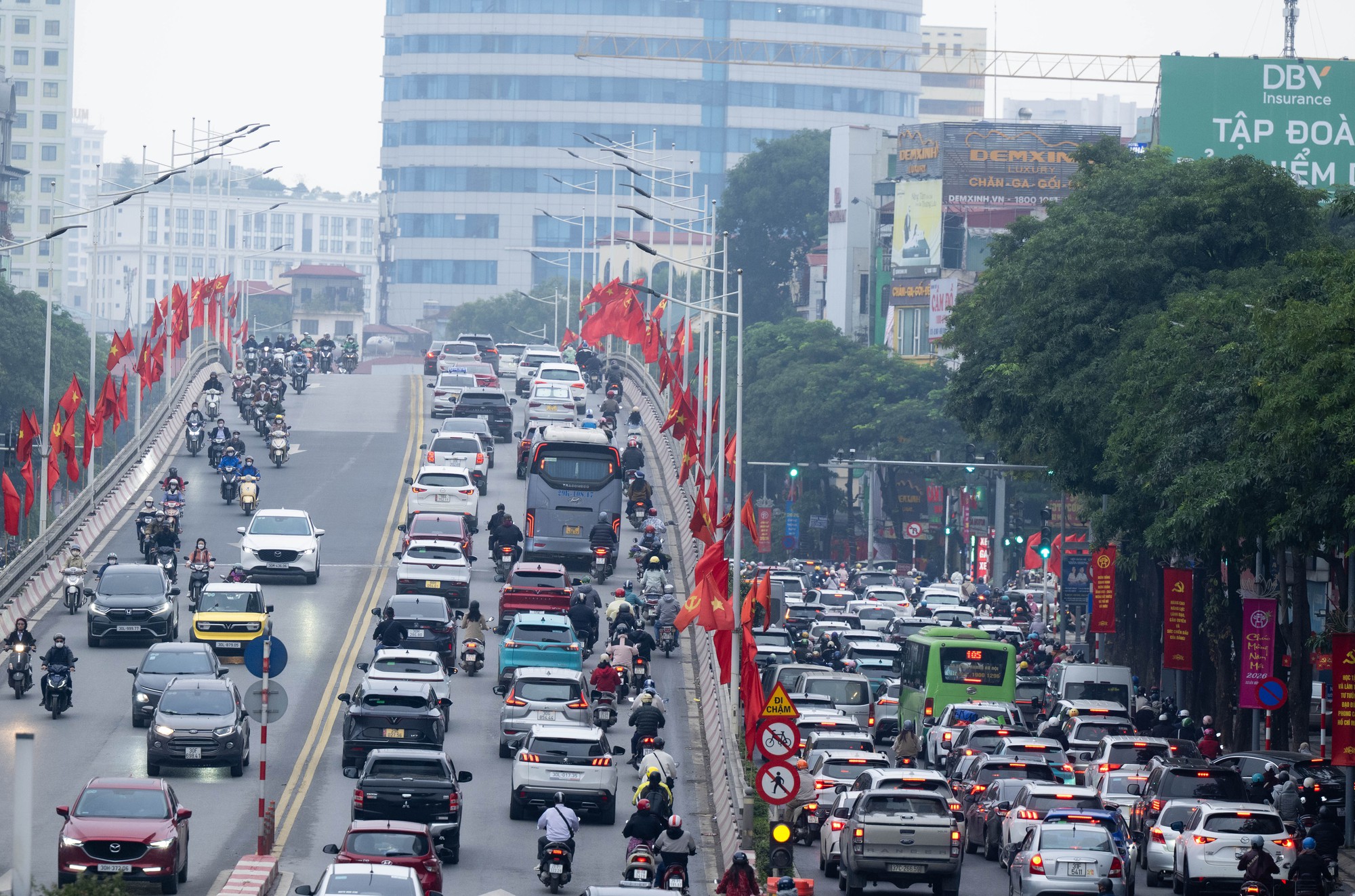S&aacute;ng khai xu&acirc;n, d&acirc;n c&ocirc;ng sở H&agrave; Nội đối mặt "kiếp nạn" đầu ti&ecirc;n của năm mới- Ảnh 10.