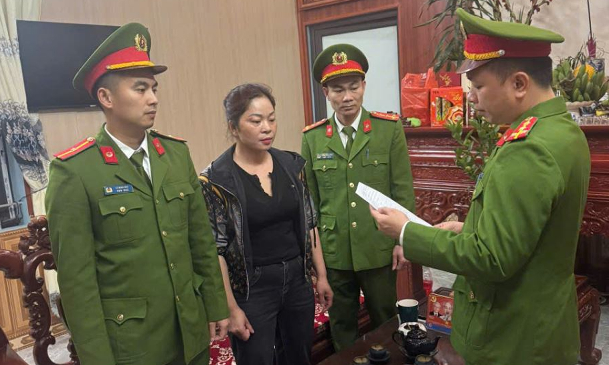 Bắt giữ người phụ nữ thu tiền đỗ xe tr&aacute;i ph&eacute;p tr&ecirc;n đường v&agrave;o đền B&agrave; ch&uacute;a Then- Ảnh 1.