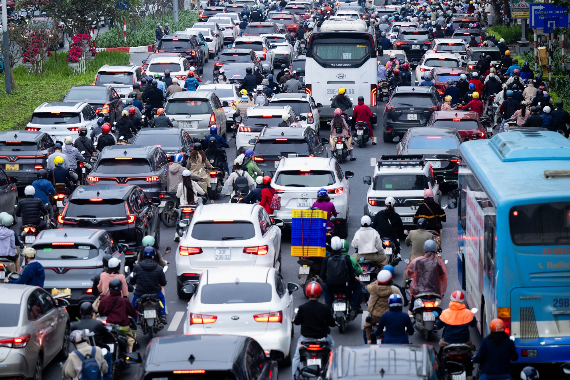 S&aacute;ng khai xu&acirc;n, d&acirc;n c&ocirc;ng sở H&agrave; Nội đối mặt "kiếp nạn" đầu ti&ecirc;n của năm mới- Ảnh 6.