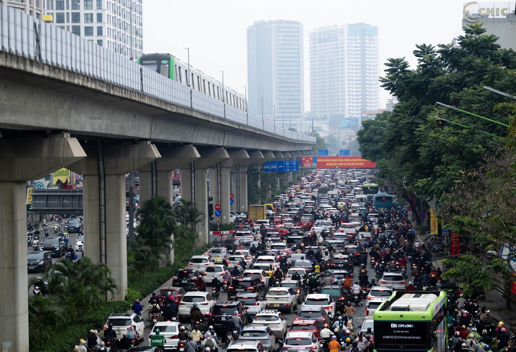 S&aacute;ng khai xu&acirc;n, d&acirc;n c&ocirc;ng sở H&agrave; Nội đối mặt "kiếp nạn" đầu ti&ecirc;n của năm mới- Ảnh 3.