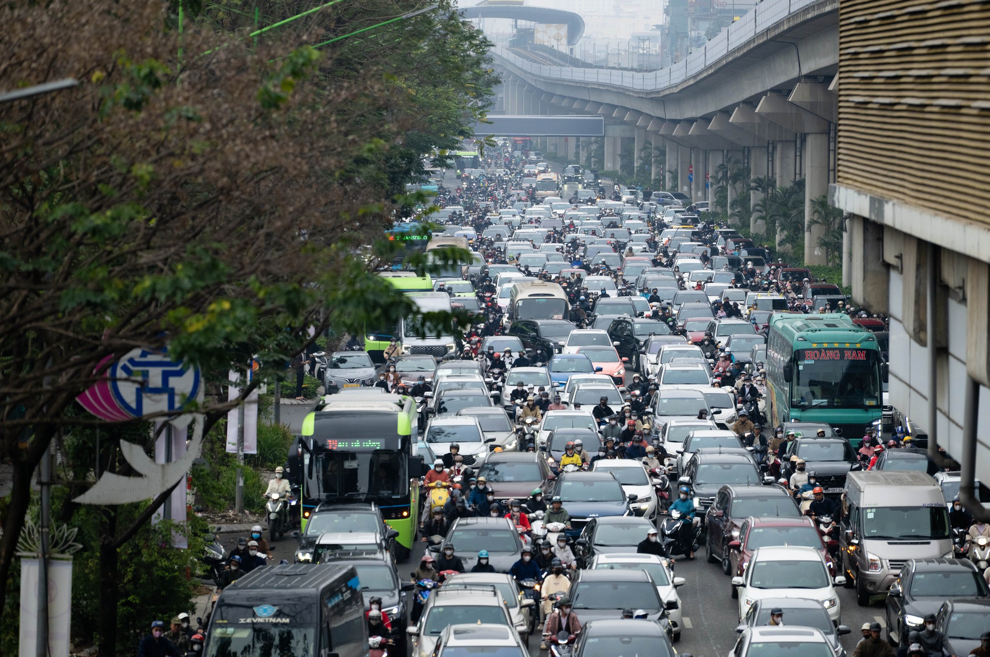 S&aacute;ng khai xu&acirc;n, d&acirc;n c&ocirc;ng sở H&agrave; Nội đối mặt "kiếp nạn" đầu ti&ecirc;n của năm mới- Ảnh 4.