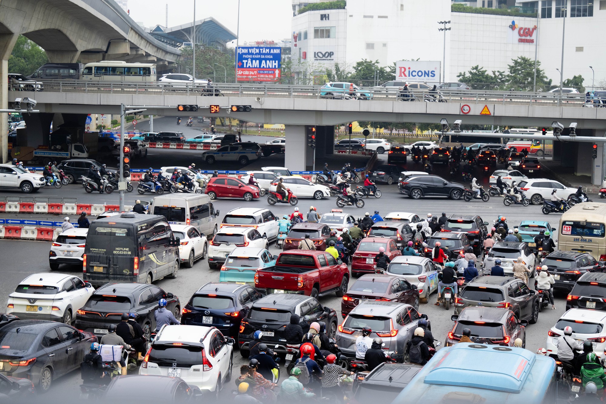 S&aacute;ng khai xu&acirc;n, d&acirc;n c&ocirc;ng sở H&agrave; Nội đối mặt "kiếp nạn" đầu ti&ecirc;n của năm mới- Ảnh 2.