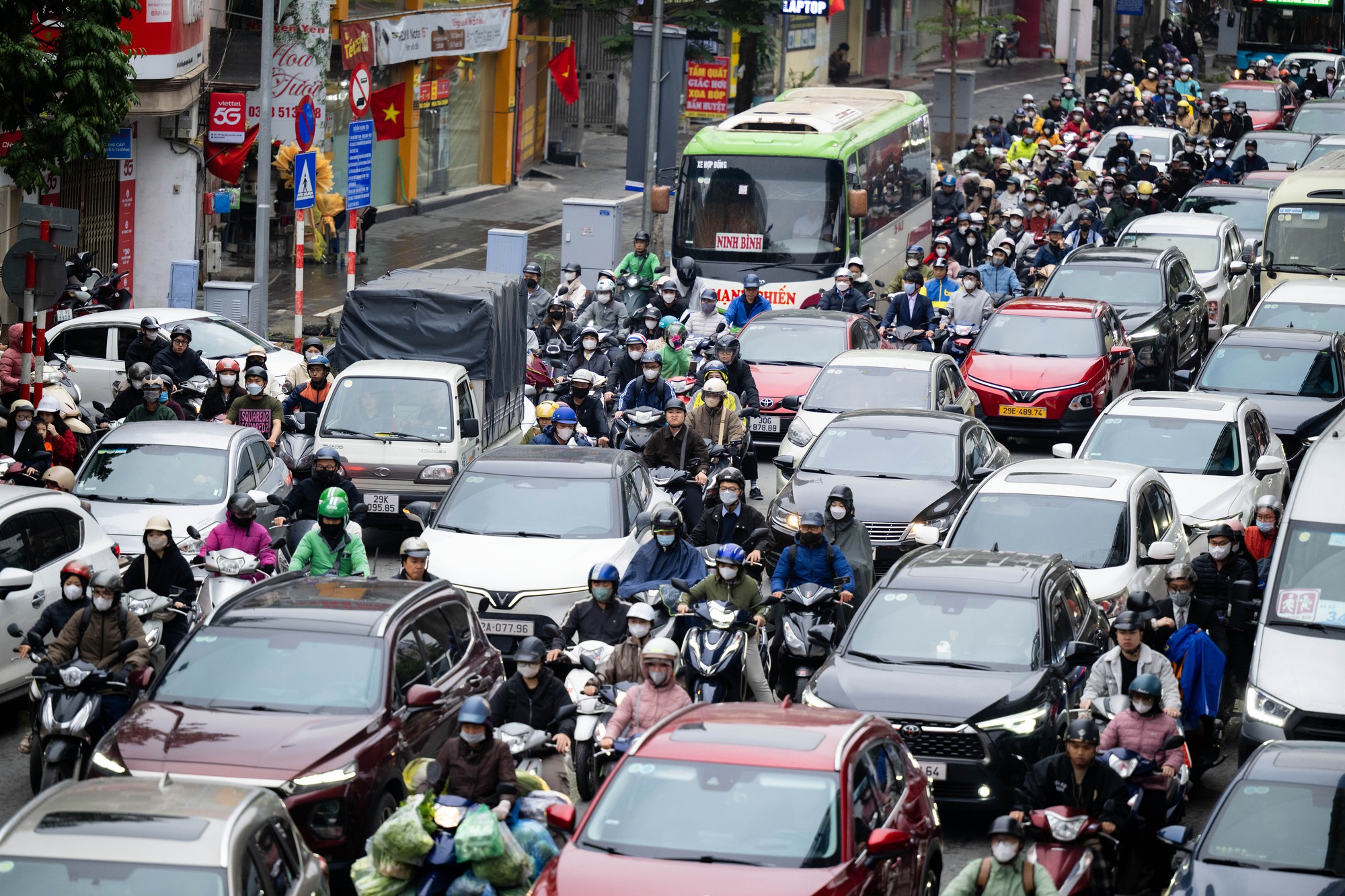 S&aacute;ng khai xu&acirc;n, d&acirc;n c&ocirc;ng sở H&agrave; Nội đối mặt "kiếp nạn" đầu ti&ecirc;n của năm mới- Ảnh 8.