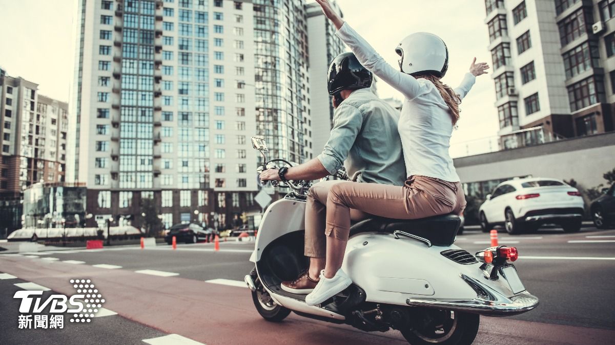 Phấn kh&iacute;ch v&igrave; được chở hoa kh&ocirc;i sau xe m&aacute;y, thanh ni&ecirc;n l&ecirc;n cơn nhồi m&aacute;u cơ tim su&yacute;t tử vong- Ảnh 1.