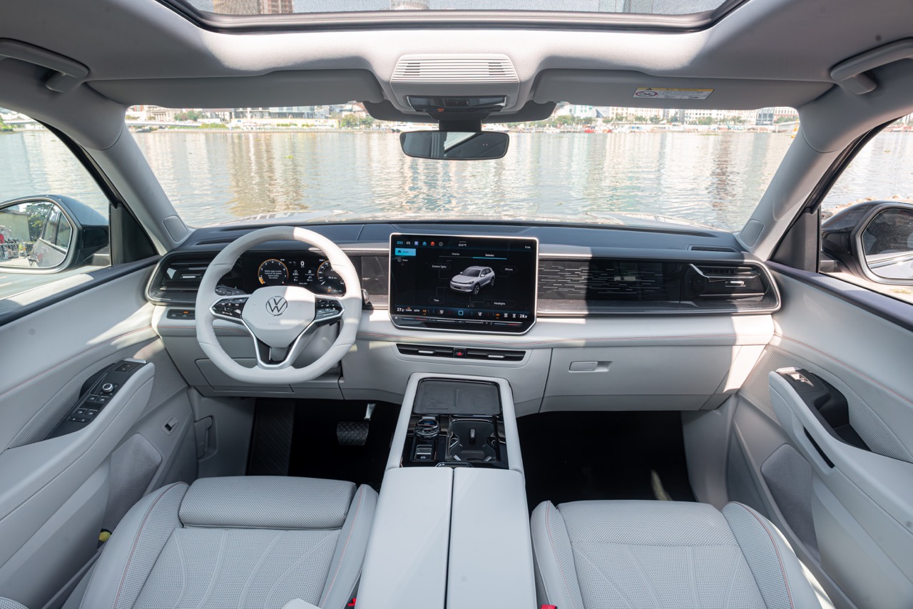 VW Teramont Pro nhận cọc tại Việt Nam: Hai bản, gi&aacute; từ 2,799 tỷ đồng ngang ngửa GLC 300, c&oacute; cả ghế &lsquo;chủ tịch&rsquo; ph&iacute;a trước- Ảnh 4.
