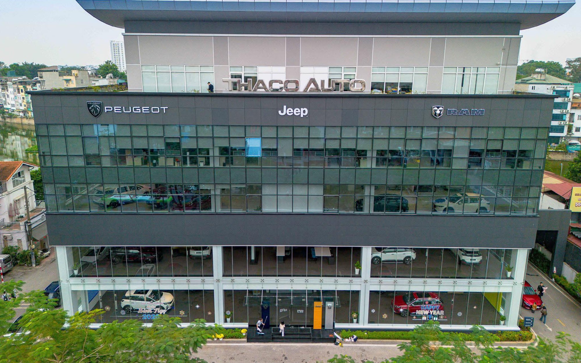 Lộ diện showroom Jeep, RAM sau khi về tay THACO ph&acirc;n phối: Chung nh&agrave; với Peugeot, đ&atilde; c&oacute; xe về, gi&aacute; kỳ vọng rẻ hơn trước nhờ cấu h&igrave;nh mới