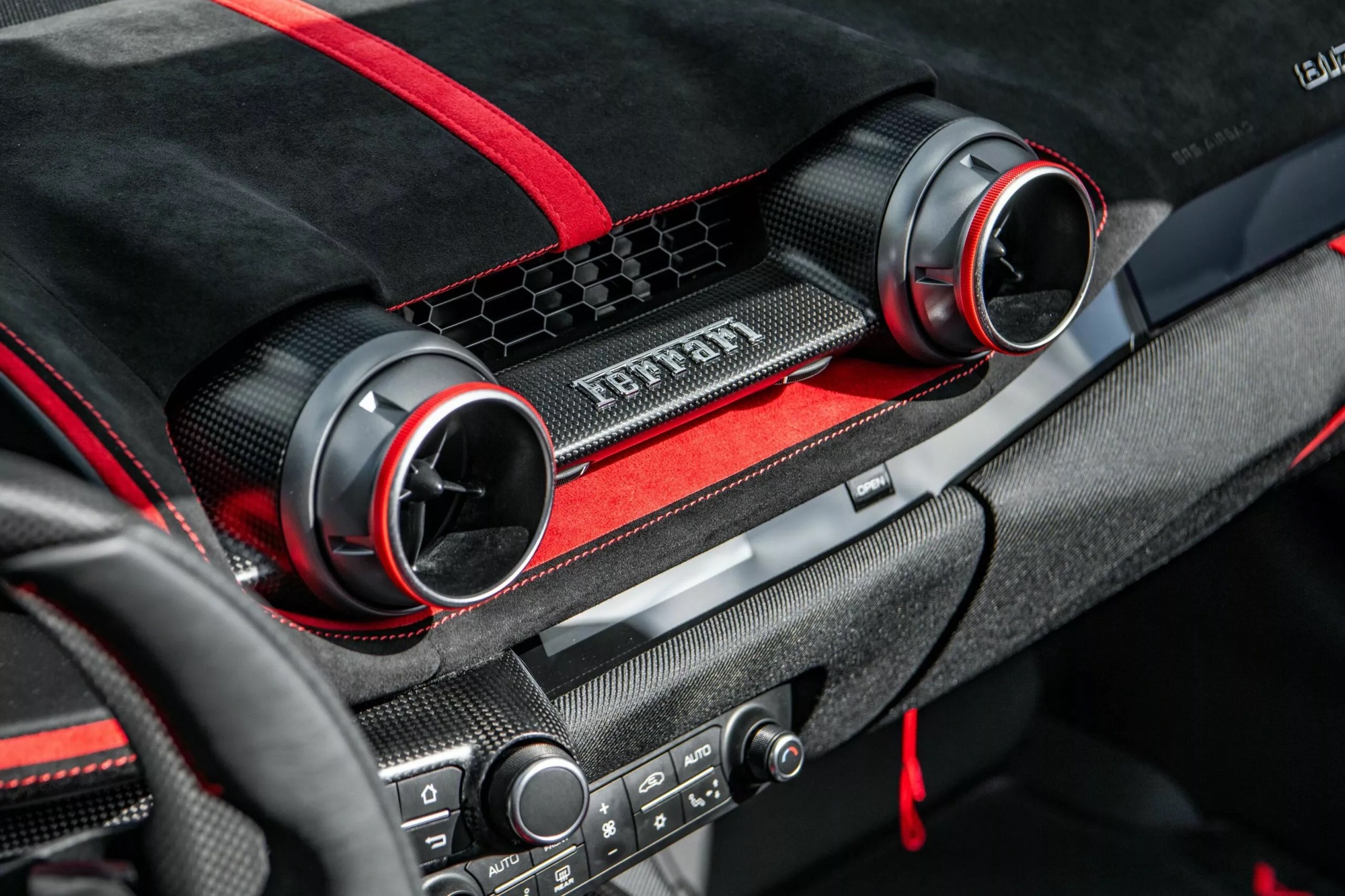 Giữ chiếc siêu xe này hời hơn ôm vàng: Vừa được tiếng ‘dân chơi’, vừa lãi gần gấp 4 trong chưa đầy 3 năm- Ảnh 13. Giữ chiếc siêu xe này hời hơn ôm vàng: Vừa được tiếng ‘dân chơi’, vừa lãi gần gấp 4 trong chưa đầy 3 năm- Ảnh 13.