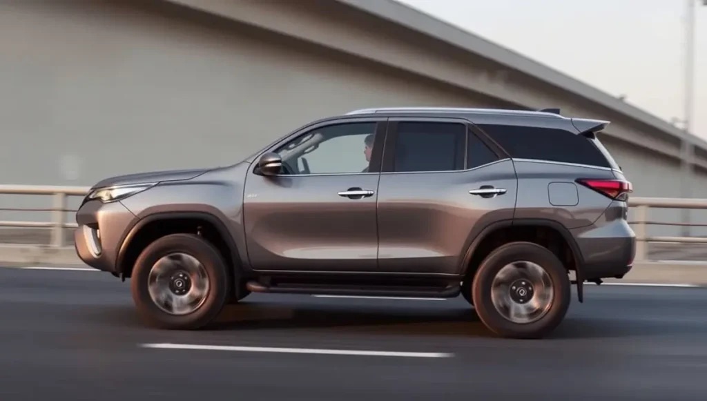 Toyota Fortuner 2026 lộ th&ecirc;m ảnh &lsquo;hot&rsquo;: Đầu g&oacute;c cạnh, d&aacute;ng c&oacute; thể g&acirc;y tranh c&atilde;i nhưng nội thất giống Prado th&igrave; dễ &lsquo;phả hơi n&oacute;ng&rsquo; l&ecirc;n Everest- Ảnh 5.