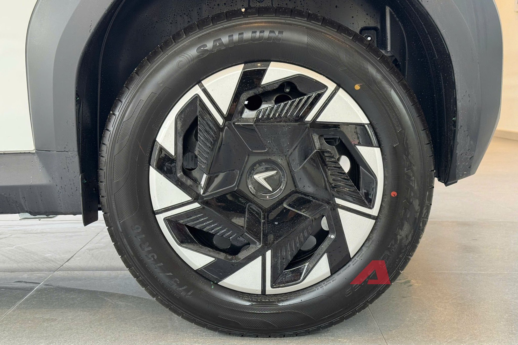 Mở nắp capo thấy dấu hiệu này thì đừng đi xa: Cách tự 'khám bệnh' cho xe trong 1 nốt nhạc, ai cũng làm được mà tránh được 99% sự cố thường gặp- Ảnh 1. Mở nắp capo thấy dấu hiệu này thì đừng đi xa: Cách tự 'khám bệnh' cho xe trong 1 nốt nhạc, ai cũng làm được mà tránh được 99% sự cố thường gặp- Ảnh 1.