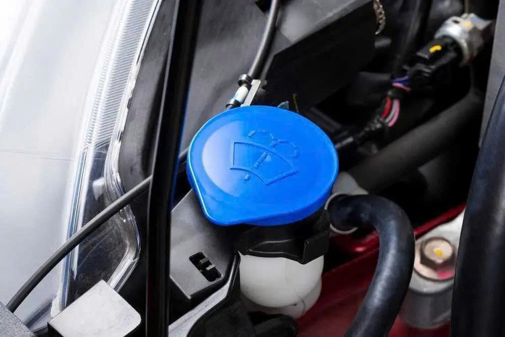 Mở nắp capo thấy dấu hiệu này thì đừng đi xa: Cách tự 'khám bệnh' cho xe trong 1 nốt nhạc, ai cũng làm được mà tránh được 99% sự cố thường gặp- Ảnh 3. Mở nắp capo thấy dấu hiệu này thì đừng đi xa: Cách tự 'khám bệnh' cho xe trong 1 nốt nhạc, ai cũng làm được mà tránh được 99% sự cố thường gặp- Ảnh 3.