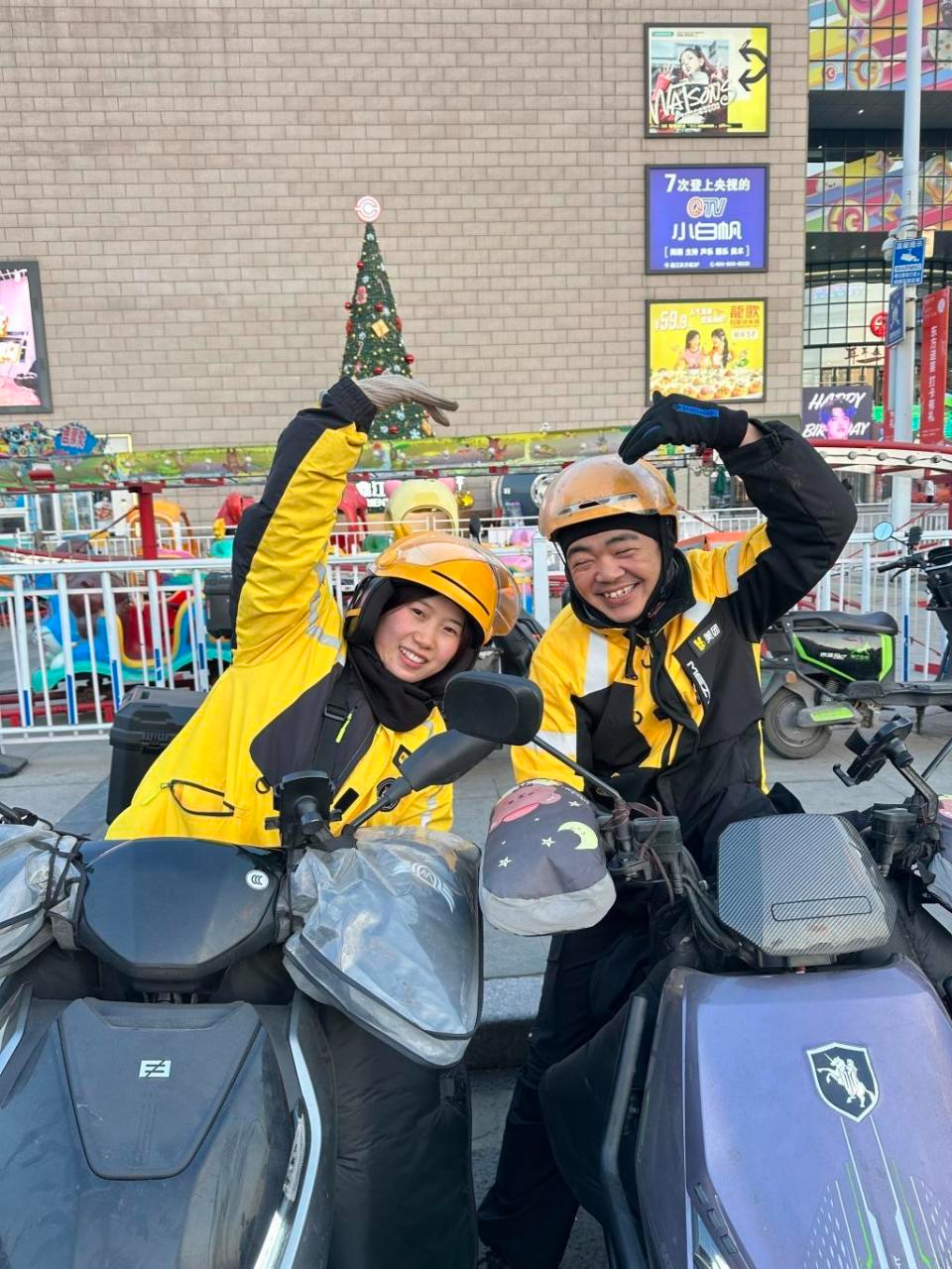 Ph&aacute; sản phải đi l&agrave;m shipper, vợ chồng 9X kiếm 150 triệu/th&aacute;ng dịp Tết Nguy&ecirc;n đ&aacute;n: Chia sẻ g&acirc;y x&uacute;c động- Ảnh 1.