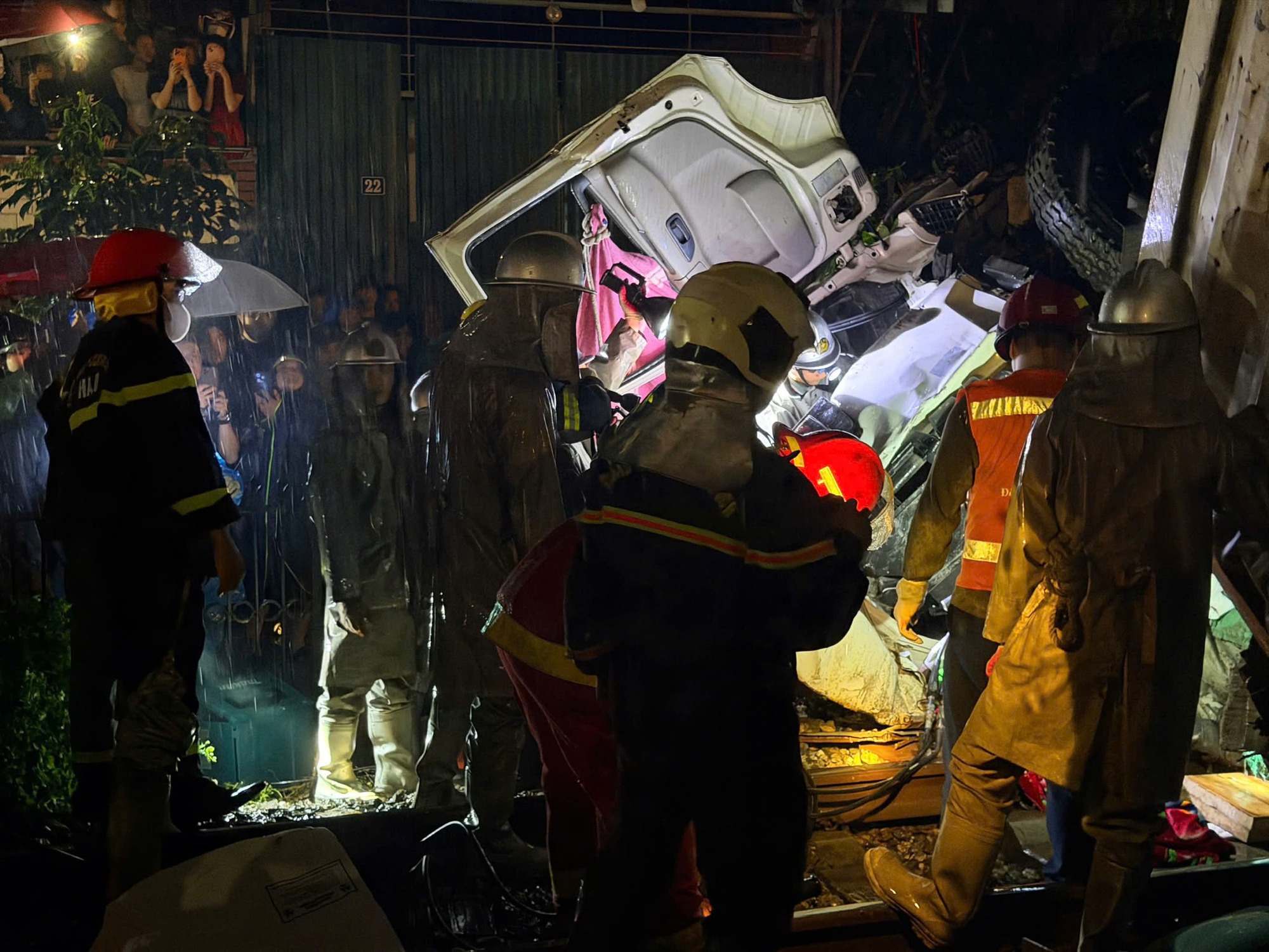 Công an Hà Nội thông tin danh tính tài xế trong vụ tai nạn nghiêm trọng giữa xe đầu kéo và tàu hỏa- Ảnh 1. Công an Hà Nội thông tin danh tính tài xế trong vụ tai nạn nghiêm trọng giữa xe đầu kéo và tàu hỏa- Ảnh 1.