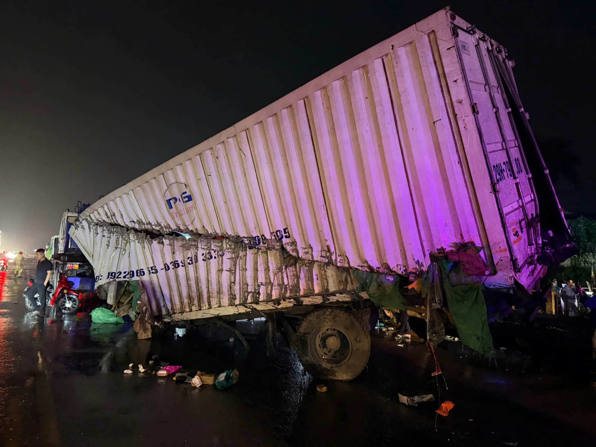 Công an Hà Nội thông tin danh tính tài xế trong vụ tai nạn nghiêm trọng giữa xe đầu kéo và tàu hỏa- Ảnh 3. Công an Hà Nội thông tin danh tính tài xế trong vụ tai nạn nghiêm trọng giữa xe đầu kéo và tàu hỏa- Ảnh 3.