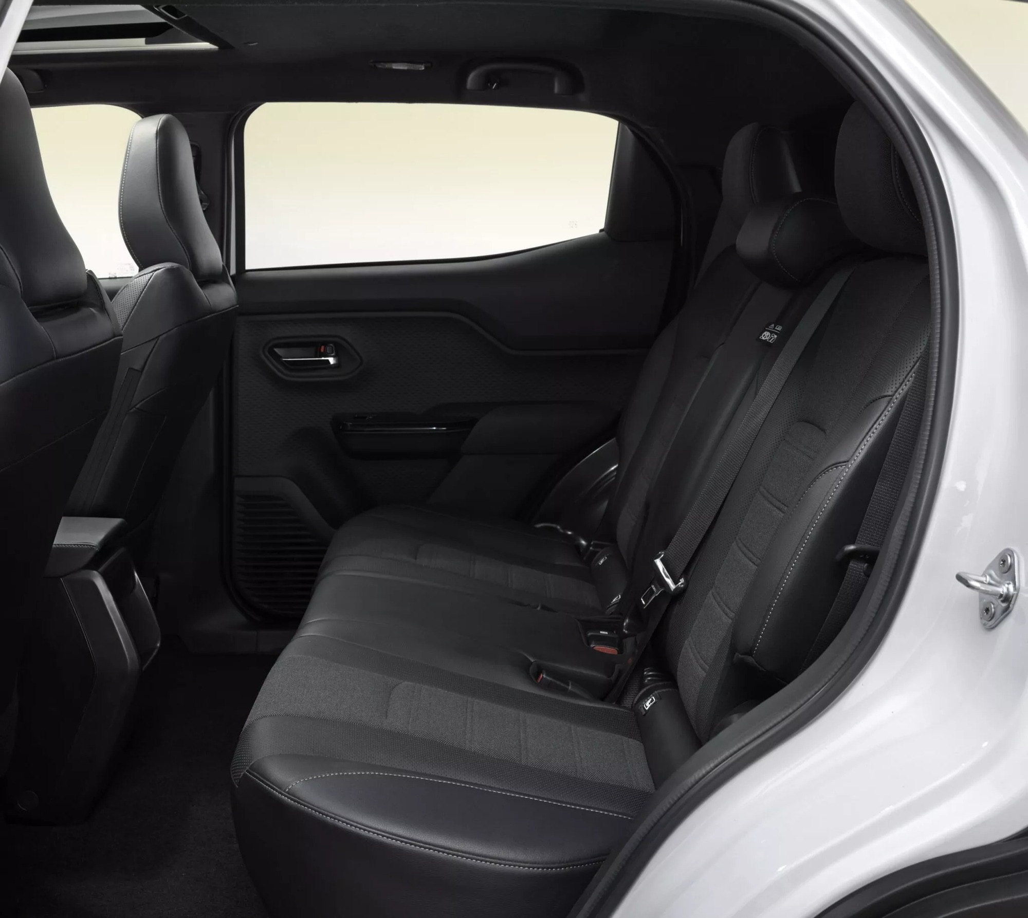 Toyota sắp ra mắt xe điện mới sát Việt Nam ngay tháng sau: Nhỏ hơn Yaris Cross, đi gần 500km/lần sạc, giá quy đổi dự kiến dưới 1 tỷ đồng- Ảnh 7. Toyota sắp ra mắt xe điện mới sát Việt Nam ngay tháng sau: Nhỏ hơn Yaris Cross, đi gần 500km/lần sạc, giá quy đổi dự kiến dưới 1 tỷ đồng- Ảnh 7.