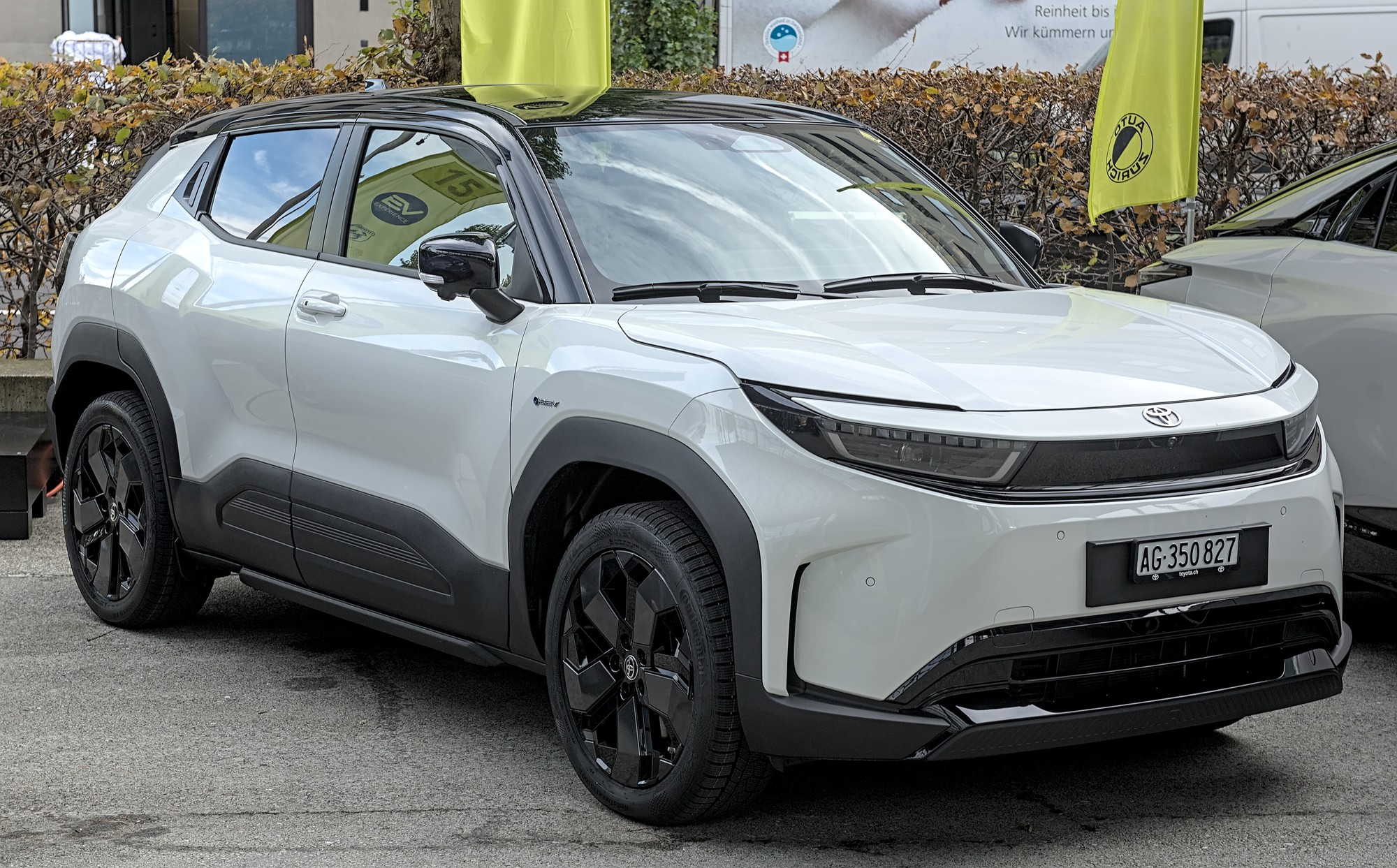 Toyota sắp ra mắt xe điện mới sát Việt Nam ngay tháng sau: Nhỏ hơn Yaris Cross, đi gần 500km/lần sạc, giá quy đổi dự kiến dưới 1 tỷ đồng- Ảnh 1. Toyota sắp ra mắt xe điện mới sát Việt Nam ngay tháng sau: Nhỏ hơn Yaris Cross, đi gần 500km/lần sạc, giá quy đổi dự kiến dưới 1 tỷ đồng- Ảnh 1.