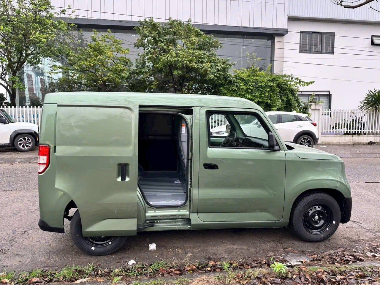 Lộ ảnh VinFast EC Van bản cửa lùa: Chưa rõ là xe thương mại hay AI, tăng sức cạnh tranh 'Su cóc'- Ảnh 3. Lộ ảnh VinFast EC Van bản cửa lùa: Chưa rõ là xe thương mại hay AI, tăng sức cạnh tranh 'Su cóc'- Ảnh 3.