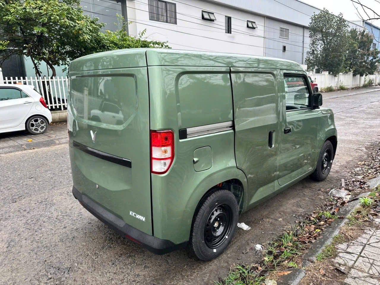 Lộ ảnh VinFast EC Van bản cửa lùa: Chưa rõ là xe thương mại hay AI, tăng sức cạnh tranh 'Su cóc'- Ảnh 4. Lộ ảnh VinFast EC Van bản cửa lùa: Chưa rõ là xe thương mại hay AI, tăng sức cạnh tranh 'Su cóc'- Ảnh 4.