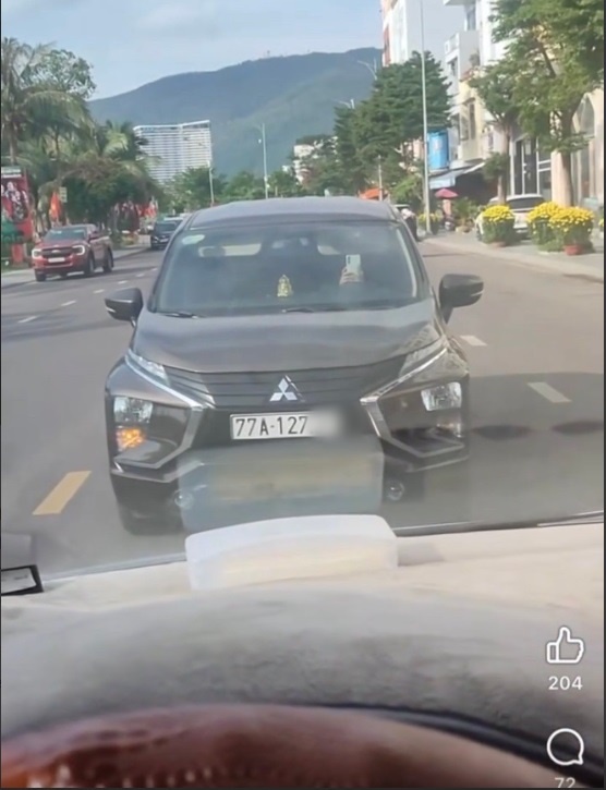 Dừng xe làn ngược chiều, chặn đầu ô tô, người phụ nữ chưa làm việc với CSGT vì "đang bận"- Ảnh 1. Dừng xe làn ngược chiều, chặn đầu ô tô, người phụ nữ chưa làm việc với CSGT vì "đang bận"- Ảnh 1.