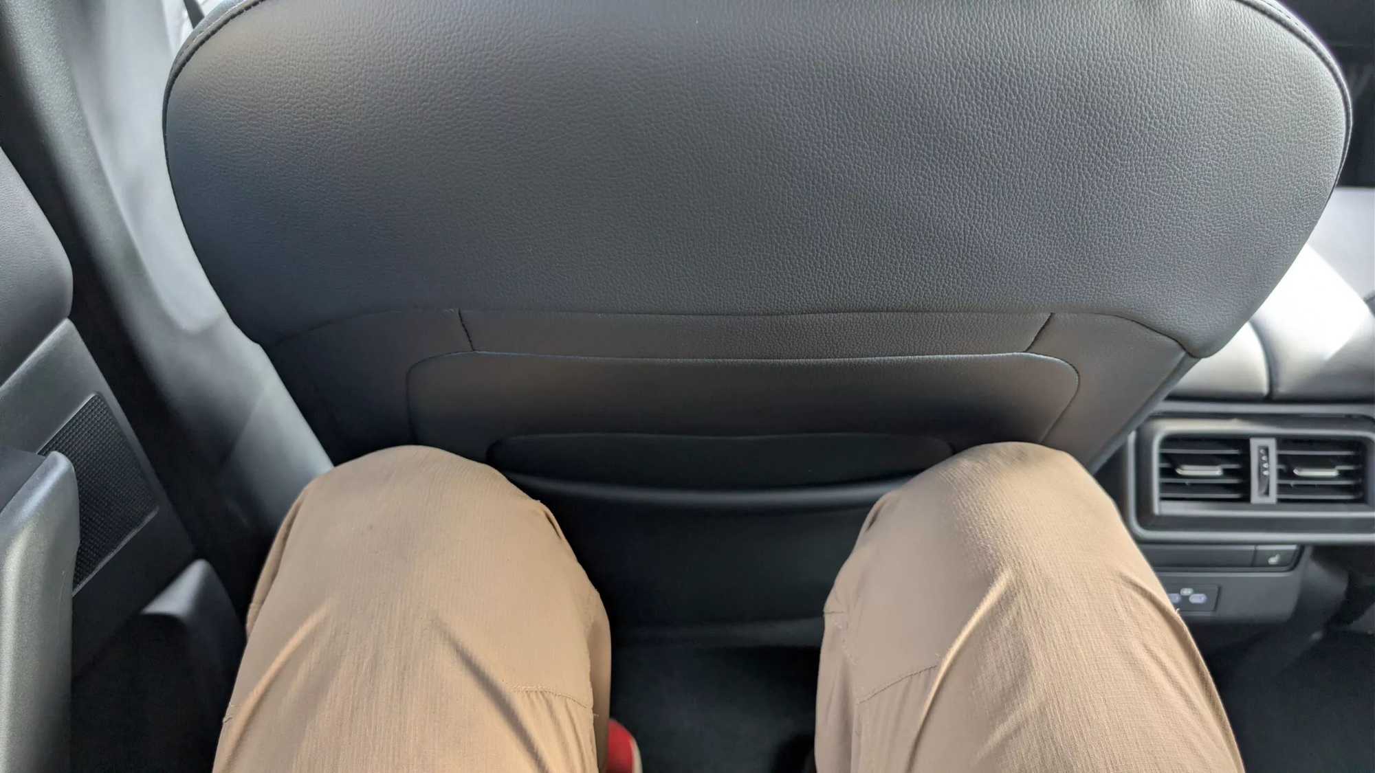 Người Việt đang chờ mua Mazda CX-5 2026 n&ecirc;n đọc b&agrave;i n&agrave;y: Cao gần 2m vẫn ngồi thoải m&aacute;i, phuộc đ&atilde; 'ngon' hơn, kh&ocirc;ng ngại 'va' trực tiếp CR-V, Tucson- Ảnh 9.